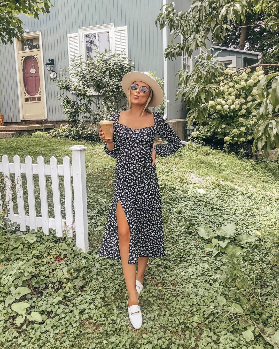 Stephanie Sterjovskiさんのインスタグラム写真 - (Stephanie SterjovskiInstagram)「Long sleeve dresses & pumpkin cream cold foams are what’s giving me joy while the weather starts to transition... 🍂 What’s your Starbucks order right now? ☕️ Spending the day taking care of my babe @nealjolly after his wisdom tooth surgery, so I’ll be in sweatpants 😅 but linked some similar dresses to this one I wore earlier this week here: http://liketk.it/2VIUt @liketoknow.it #liketkit #outfitoftoday #pumpkincreamcoldfoam #starbucksorder #transitionalstyle #saturdaystyle」9月5日 23時20分 - stephsjolly