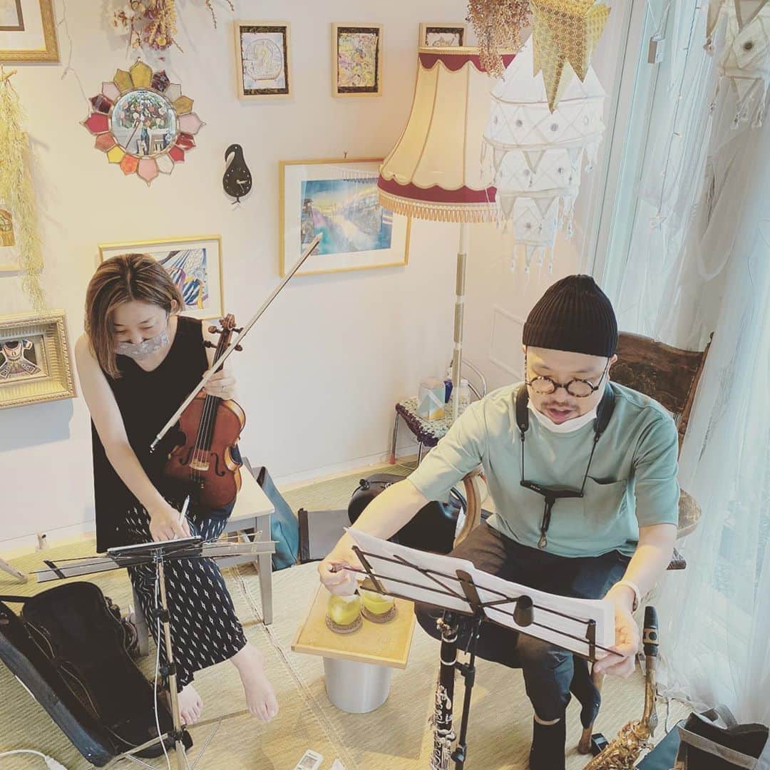 横沢ローラのインスタグラム：「そして2曲だけ風のように音合わせして風のように帰ってった。 はー、打ち上げ出来る日は来るかなぁ、コロコロコロ‥。 #オノマトペル2ndアルバム #笠地蔵 #笠はないけど」