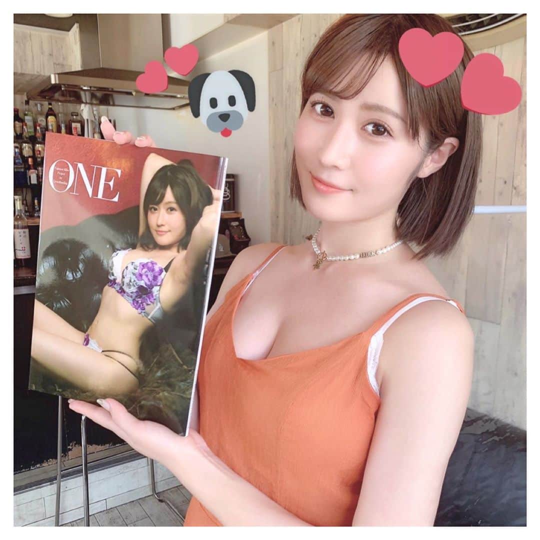 藤森里穂のインスタグラム：「. デジタル写真集とフォトブックが 完成してお渡し会とネットサイン会も 先日無事に終了しました🙏💦💦 . お渡し会では、藤森に会うために かなりの猛暑の中足を運んでくれた方たち。 遠い方だとなんと岐阜から😭 . ネットサイン会では、藤森のために zoomで話す時間を作ってくれた方たち。 仕事中なのにこっそり時間を作って 参加してくれた方もいました💦 . 本当に本当にありがとうございました。 . この日はお礼動画も撮影しました！ デジタル写真集は既に配信されていて 沢山の感想ありがとうございます✨ . フォトブックはサインが書き終わり次第 順に発送させていただきますね！！ . 謝らなければいけないことがひとつ😔 カレンダーの制作が業者さんの関係で 納期が少し遅れてしまっている状況です。 . 申し訳ございません。 恐らく９月中には完成すると思うので もう暫くお待ちください💦💦 . . フォトブックの『ＯＮＥ』というタイトルは 藤森里穂ファーストフォトブック第1弾のワンと 今回デジタル写真集とフォトブックにも登場している ２匹の愛犬の鳴き声のワンをかけています。 あれ、、、上手くかけれてるのか？？🤷‍♀️笑笑 . まだまだ感想お待ちしております！！！ . 本当にありがとうございました💓💓💓 . #藤森里穂 #オールプロ #av女優 #クラウドファンディング成功 #デジタル写真集 #フォトブック #お渡し会 #ネットサイン会」