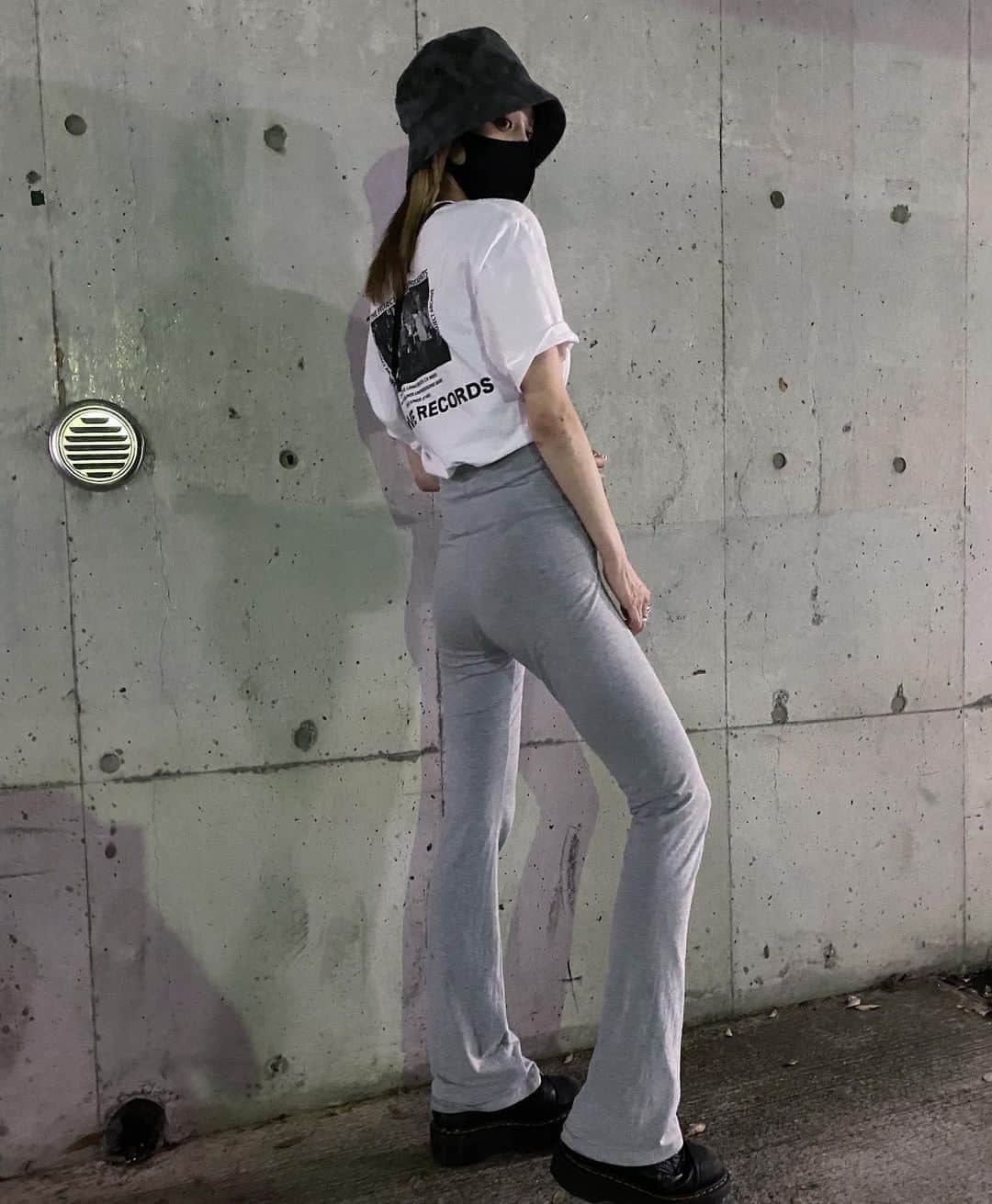 のインスタグラム：「𝗰𝗼𝗼𝗿𝗱𝗶𝗻𝗮𝘁𝗲♡ . . . 昨日は沢山DMやコメントありがとうございました🙇‍♀️🌼 本当に周りの方に恵まれているなぁと浸ってしまいました💭 すごく小さく始めようと思っているので、暖かく見守って頂けたら嬉しいです😢💓 . . もしかしたら、、 これに似たpants入るかもです🧐💭 これは大昔の @americanapparel ♡ . . #maeve_official #maeve_rile」