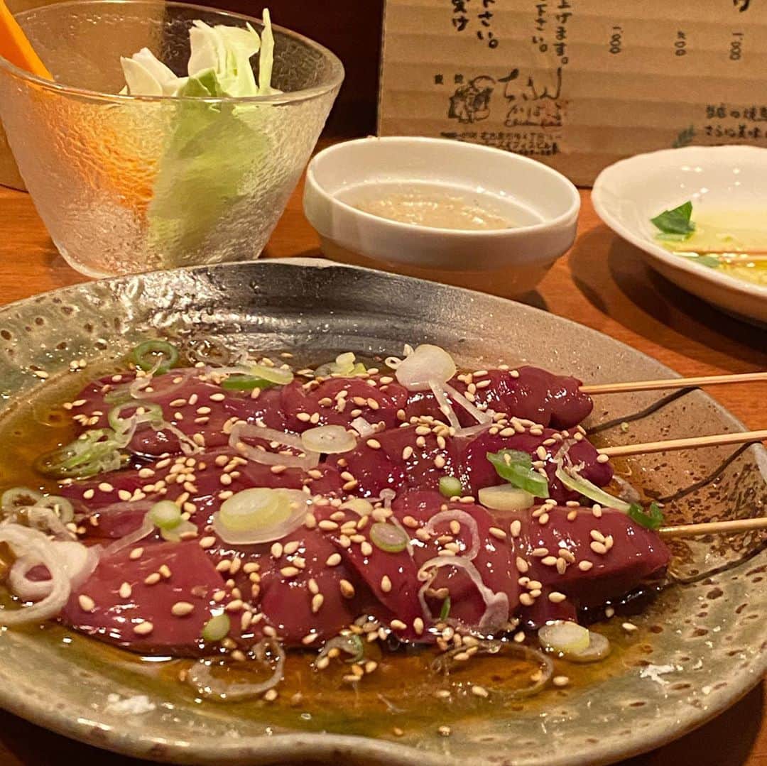 朋未のインスタグラム：「今まで食べた焼き鳥の中で 圧倒的にいちばん美味しかった.........  会員制で入会金は８万円∑(ﾟДﾟ) だそう。 暗証番号を入れ入店するシステム。  焼き鳥のほとんどが半生でわたし好みすぎた😍 ご馳走様でした✨  #ちきんかばぶ #焼き鳥  #名古屋グルメ #名古屋焼き鳥  #鳥の刺身 #nagoyagourmet」