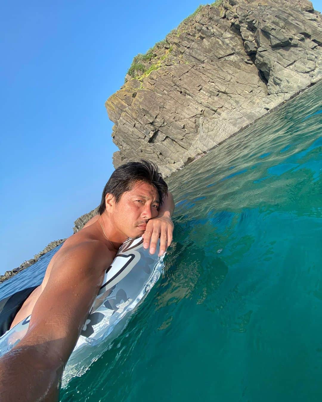 加藤順大さんのインスタグラム写真 - (加藤順大Instagram)「今、海に浮かんでます〜。 このまま寝よっと。 おやすみなさい〜笑」9月5日 23時32分 - nobuhiro1