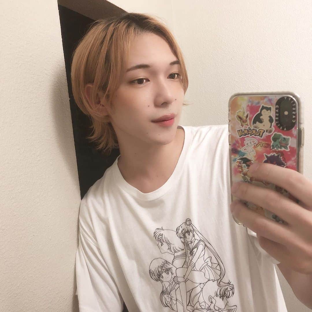 NAOPISのインスタグラム：「﻿ 暑さは変わらずの日々が続くけど、夜は夏の終わりを感じさせますね。﻿ ﻿ セーラームーンのTシャツ。かわいすぎて中々着る事がなかったので着てみたの回。﻿ ﻿ wishっていう安くて楽しい通販アプリで買ったよ🌙﻿ ﻿ 月に変わっておしおきよ！わかんの﻿ ﻿ 今日もいい夜を。　﻿ ﻿ ここ最近みんなとのコミュニケーションがとれてないな。。と思い色々コンテンツを考えるので、またお知らせします！(みんなー！あいたいよー)」