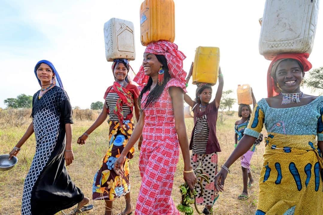 ナショナルジオグラフィックさんのインスタグラム写真 - (ナショナルジオグラフィックInstagram)「Photo by @amivitale  Hindou (center) collects water with the women from the village of Gouwa, about 100 miles north of N'Djamena, the capital of Chad. She is a member of the Mbororo pastoralist community and a leader. At the age of 15, she founded the Association of Indigenous Peul Women and Peoples of Chad, an organization focused on rights and environmental protection. Since then, she has taken her work on behalf of indigenous peoples, women, and the environment to the highest levels. Most recently she addressed the delegates at #COP25, urging action. She was also named the 2019 Pritzker Environmental Genius by UCLA's Environmental Institute, an award I'm proud to have nominated her for.   I was in Chad on behalf of @rippleeffectimages, capturing the work of Hindou Oumarou Ibrahim. Follow @amivitale and @rippleeffectimages for more on climate change and those working to address it. @conservationorg @thephotosociety #climatechange #globalwarming #indigenous #chad」9月5日 23時37分 - natgeo