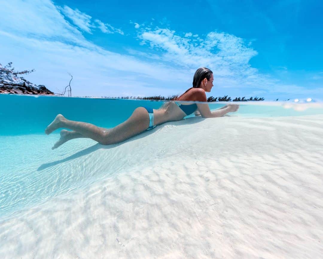 サシャ・カリスのインスタグラム：「Bring me back 😫💦🌴」
