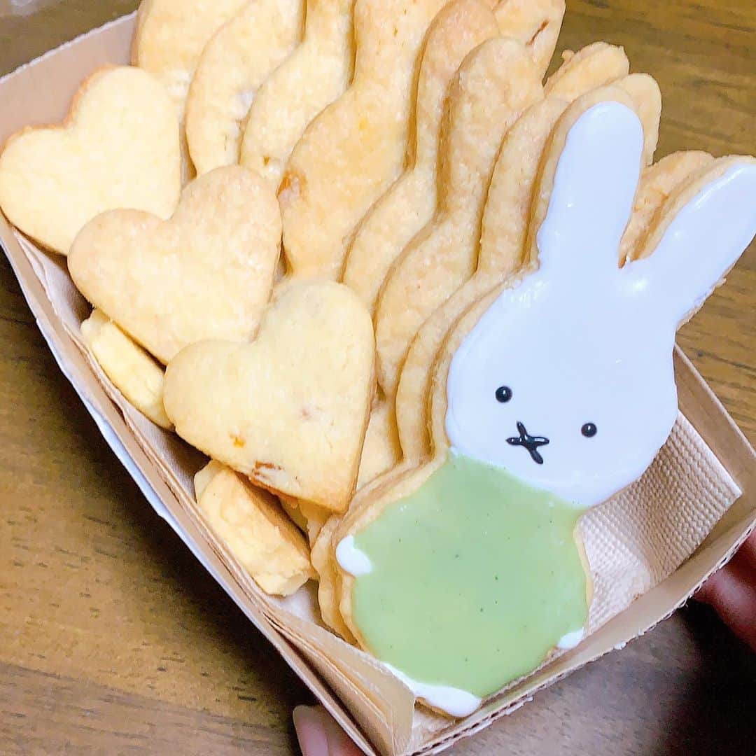 平佐知子のインスタグラム：「ミッフィーのクッキー型を手に入れたので早速作った！！(・✕・)  リクエストがあったので、顔も頑張ったよ…！！✨  アイシング苦手だからもっと練習しよー😭  #アイシングクッキー  #手作りお菓子  #クッキー  #ミッフィー  #お菓子作り   #クッキングラム」