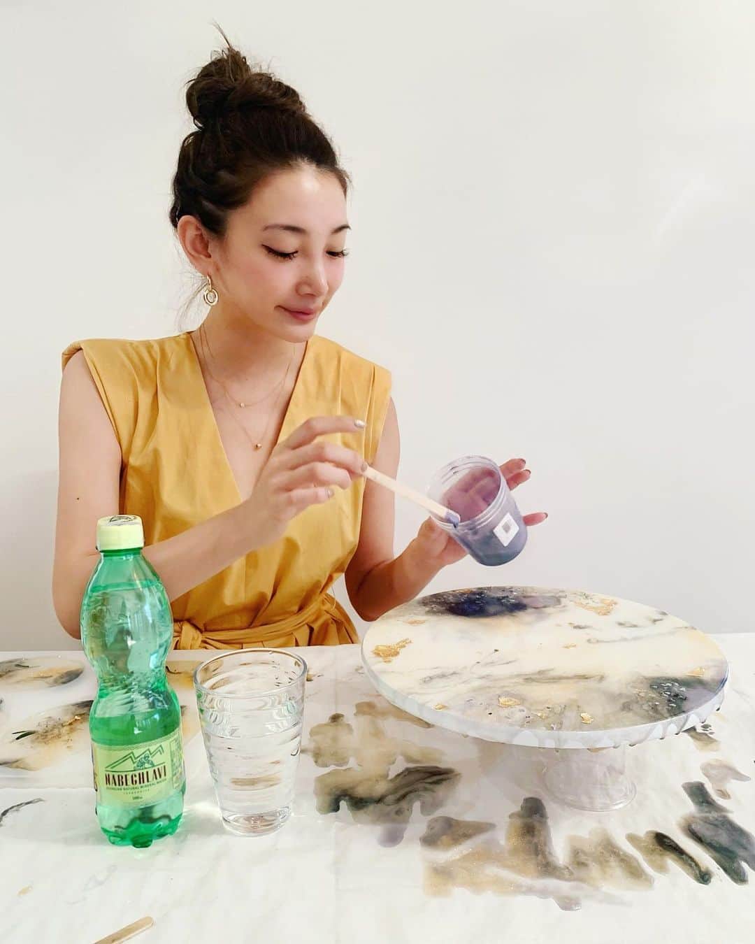 里海さんのインスタグラム写真 - (里海Instagram)「ミネラルが豊富で軟水のように飲みやすい美炭酸の 健康大国ジョージア発の天然炭酸水 「ナベグラヴィ」でアンチエイジングドリンク  自宅にて、 Resin Painting🥰  アート中も、美容や健康を意識するために、ナベグラヴィ飲んでいます✨  ちょっとだけレモンをしぼったよ❤️  @nabeghlavi.japan #nabeghlavi #ナベグラヴィ #ナベグラヴィジャパン #天然炭酸水 #美容ドリンク #美炭酸」9月5日 23時48分 - satoumi0330