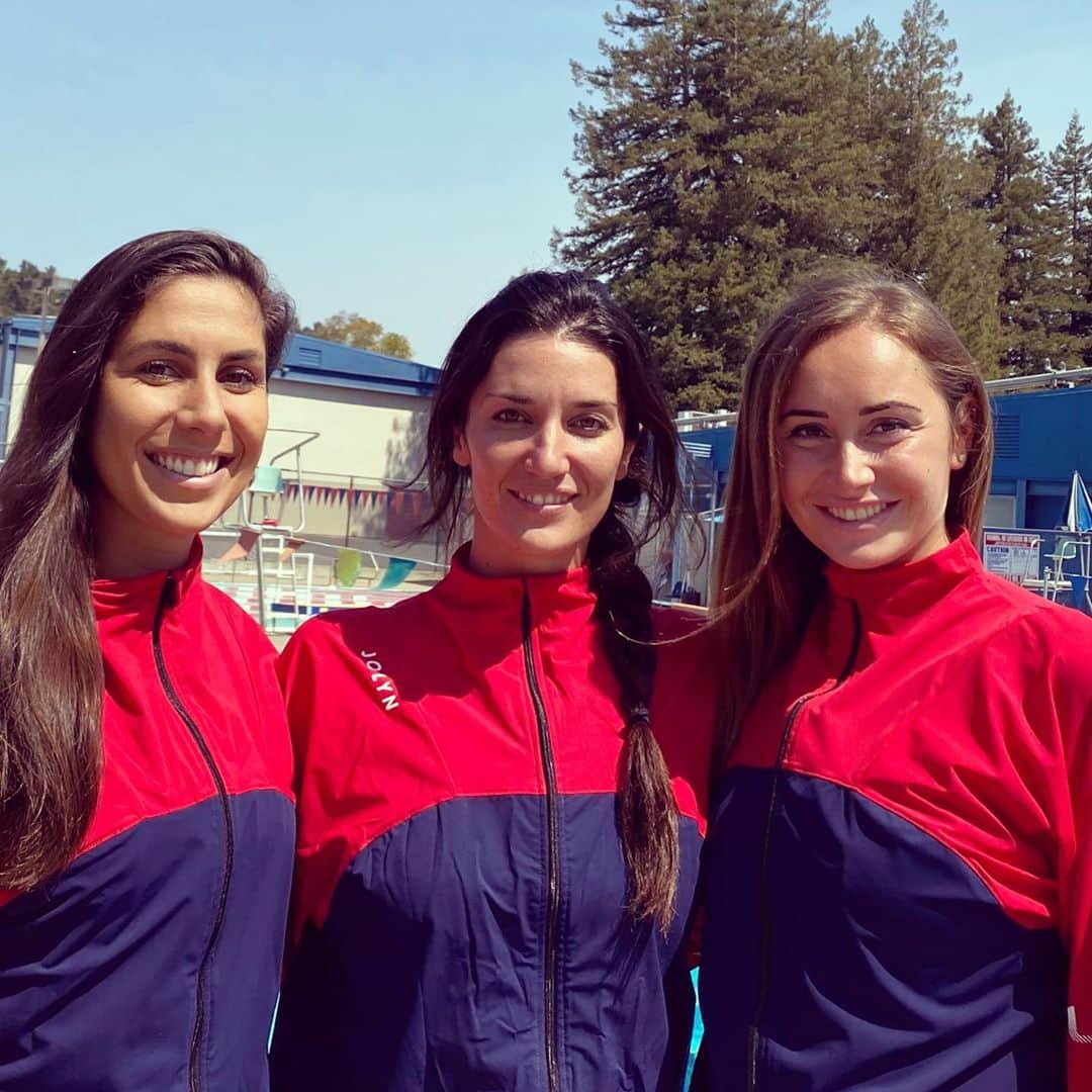アンドレア・フエンテスのインスタグラム：「Shout out to this super coaches I have on my side! 😜I can’t stop being grateful to be surrounded by this 2 empowered and wonderful ladies: @annavoloshyna and @teixeiralara. The 3 of us coming from such different backgrounds makes me feel we can’t stop growing and learning from each other. For me here is were the magic happens: combine 3 different characters and personalities that match and balance the team at the same time. Add high respect to each other, humility enough to be a better coach everyday. Add the drive to achieve our goals, the creativity, the love for the sport and the passion to guide @artswimusa become their best. Don’t forget the humor (it’s the secret ingredient!) put confidence and hunger to light the fire and you will have the perfect recipe! Thank you @usaartisticswimming for making this happen and believing in our work. With time and experience it can only get better ❤️💙 Swipe left and guess who is who 😜」