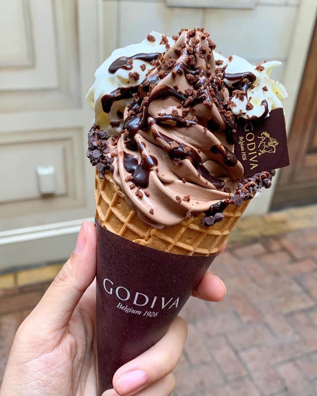 GODIVAさんのインスタグラム写真 - (GODIVAInstagram)「The best way to honor the end of summer? A delicious #LaborDayWeekend GODIVA Soft Serve. 🙏   Head to the link in bio to find a GODIVA near you.」9月5日 23時49分 - godiva
