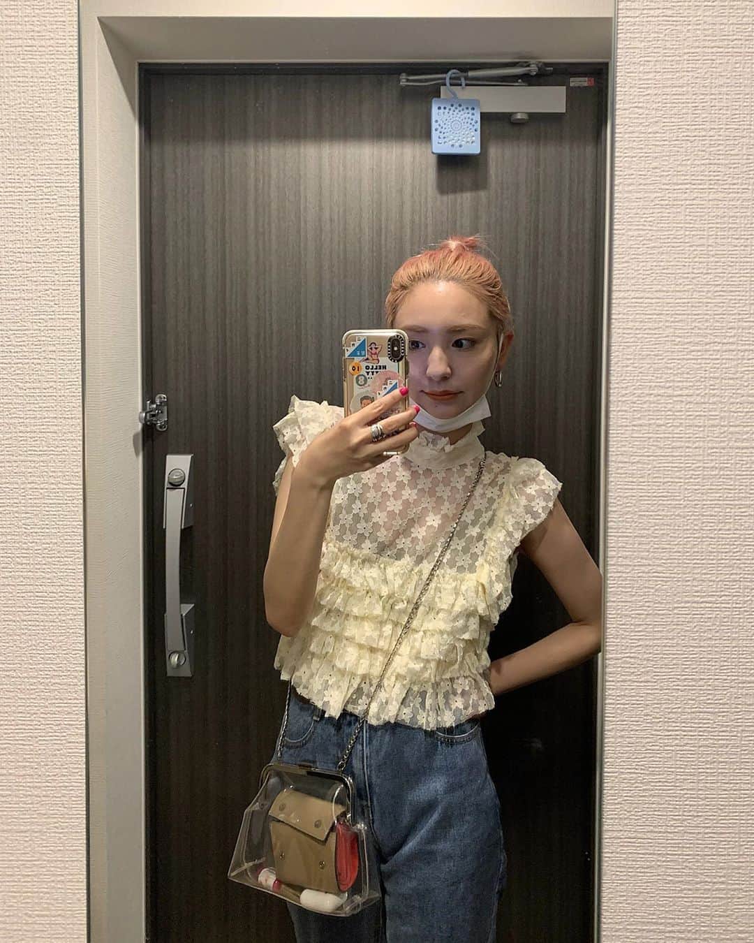 のインスタグラム：「. . お気に入りのブラウス着てみた今日🌼 . 雨がすごいので 皆さま。お気をつけ下さいませ。。☔️ . (着てない夏服がまだまだあるんだなぁ〜たいへん🥱) . #ootd #code #today #ブラウスコーデ #おだんごヘア」