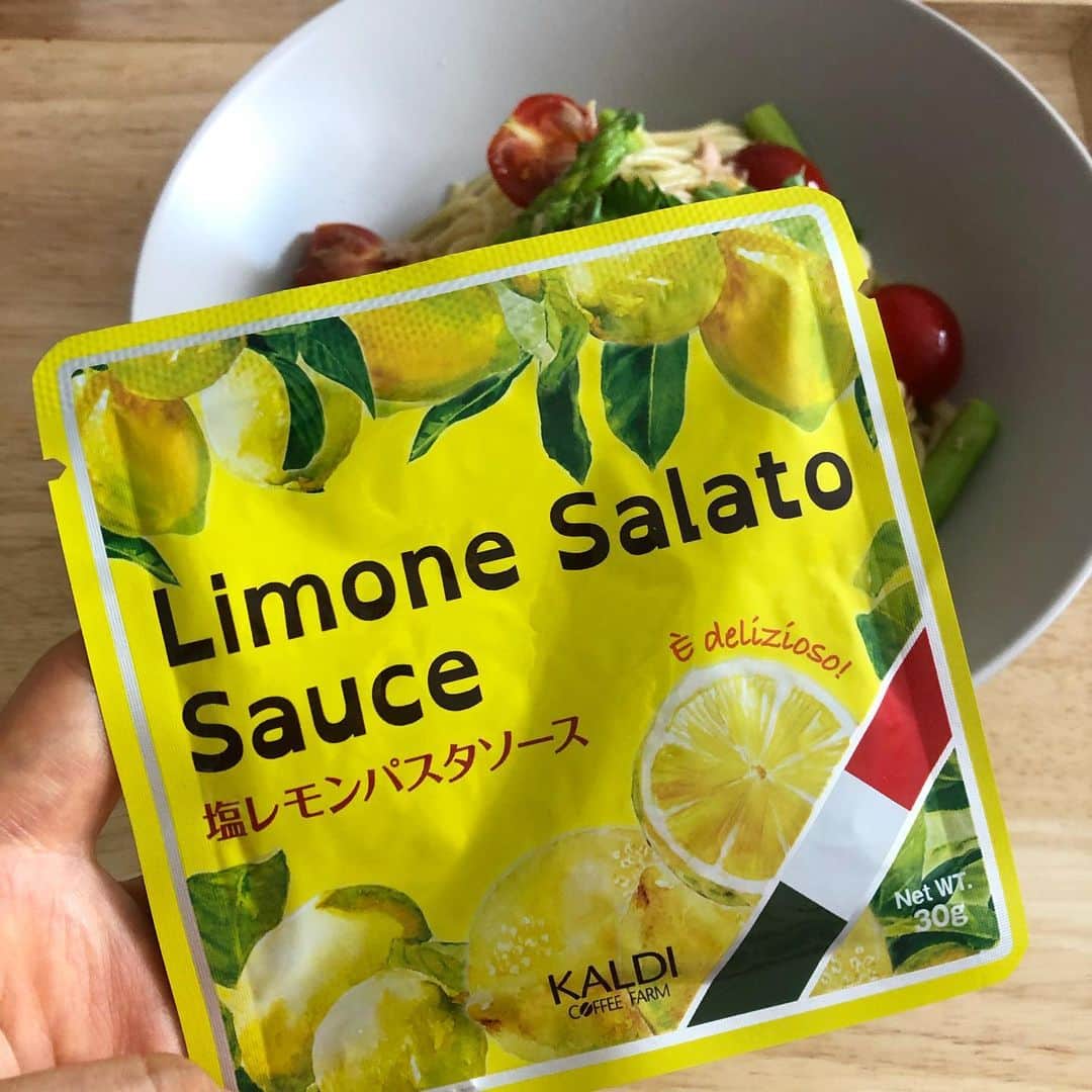 馬渕史香さんのインスタグラム写真 - (馬渕史香Instagram)「KALDIの塩レモンパスタソースをアレンジしてみた  もちろんこのソースだけでも美味しいんやけど、なんだか味気ない（特に見た目）感じになるので😅  ボウルにツナ缶（今回はノンオイル）、ミニトマト、茹でたアスパラ、ソース、オリーブオイルを入れて軽く混ぜ、茹で上がったパスタも入れて混ぜる 以上  あ、イタリアンパセリがあったので、最後に乗せました  #ふみかごはん #あしざわ家 #KALDI #レシピ #recipe #ずぼらレシピ #主婦 #ずぼら主婦 #ずぼら飯  #japan #japanesefood #food #instafood #foodstagram #macaronimate」9月5日 23時51分 - fumika0902