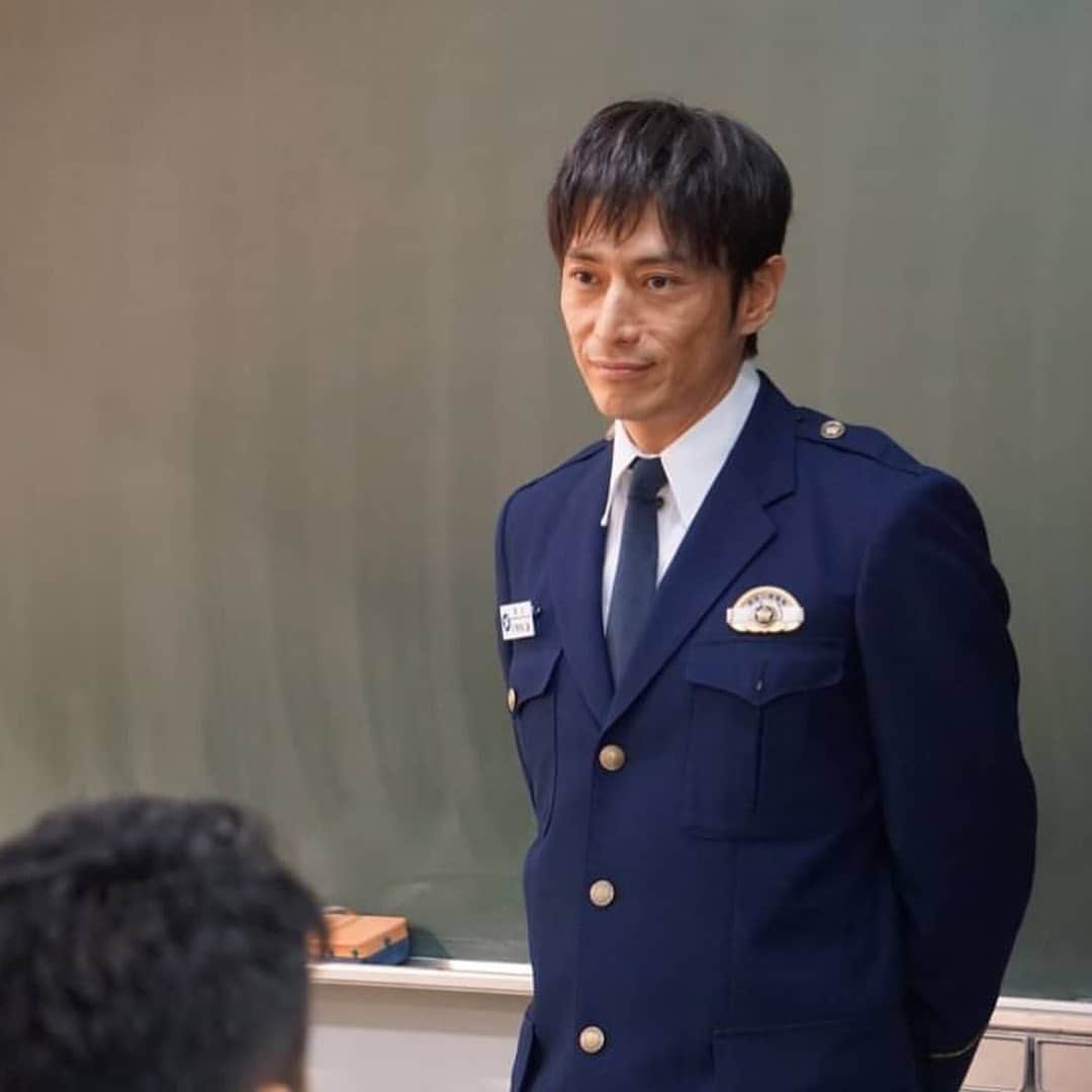 伊勢谷友介のインスタグラム：「#未満警察ミッドナイトランナー をご覧になってくださってありがとうございました！！！ 　思い返せば、コロナが発生し、延期、再開、そして慣れない『ディスタンス撮影』を乗り越えたんだなぁと思いました。 　当初、全くしっくり来なかった、衣装から始まり、コロナ自粛で撮影を止めていた際、脚本も展開をし、どんな結末が待っているのかも分からないと言う、「まさか」なストーリーに驚きつつも、ドラマらしさを満喫させてもらえた撮影でした。  　そうそう、掲載しなかったんだけど、娘冬美の子供時代を演じてくれた子、そして子供の冬美に殺された、いじめっ子同級生の女子役とも写真を撮ってました〜！実は1度インスタにあげたんだけど、ネタバレになってるってプロデューサーに怒られて、イソイソと消してしいましたwww  　そうそう、いじめっ子の女の子、僕の映画監督作『セイジ　陸の魚』で、ぎしゅの女の子を演じてもらった、子だったんです！まさか彼女がもはや高校生だってよ。参ったぜぃ！再会嬉しい😊 　皆さんともまた再会出来る様に、これからも頑張ります。」