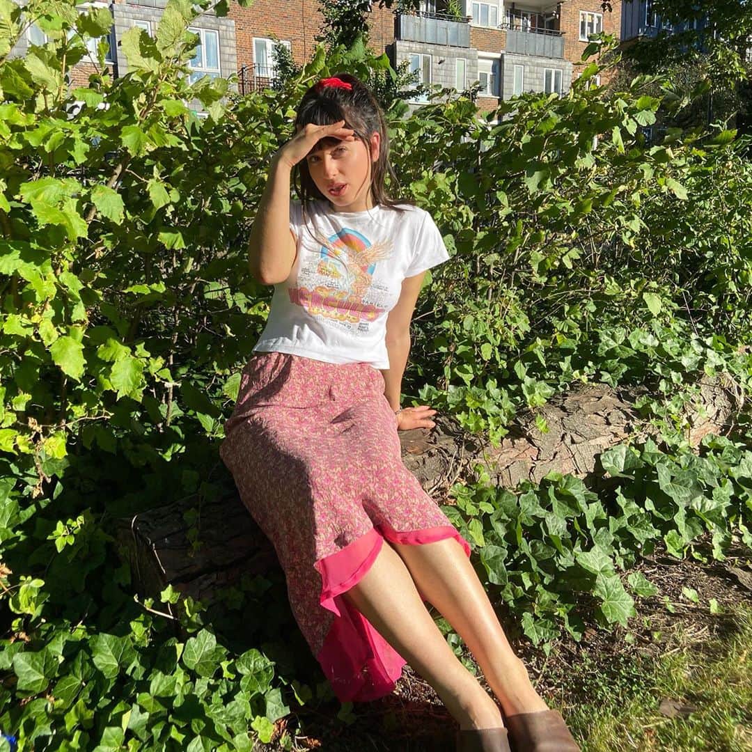 フォクシーズのインスタグラム：「The sun came out for a teeny tiny bit, hows everyone’s weekend so far? Thankyou for all the sweet messages about Friends in the corner, I’m so happy you all seem to be enjoying it. 🌿🌞🧡」