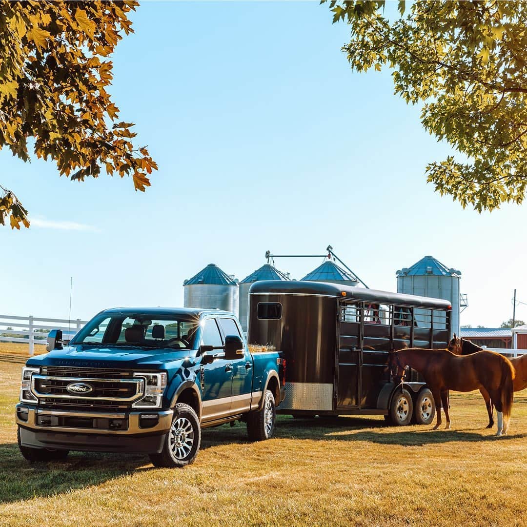 Fordさんのインスタグラム写真 - (FordInstagram)「Today’s the day when those bred for greatness take center stage. #KyDerby . #Ford #FordTrucks #SuperDuty #BuiltFordTough」9月6日 0時00分 - ford