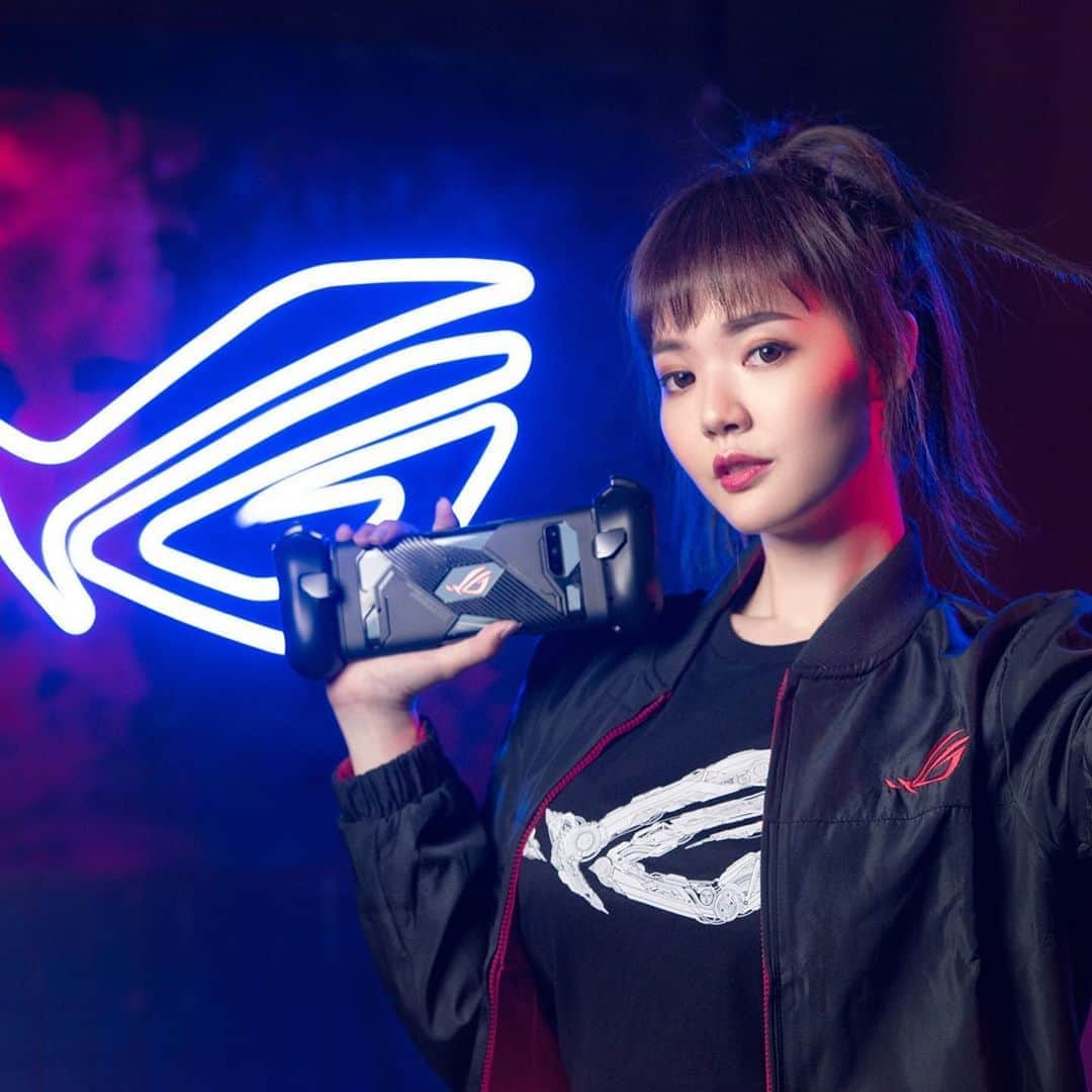 YingTzeさんのインスタグラム写真 - (YingTzeInstagram)「Best Gaming Phone is in my hand ! 🔥🔥🔥🔥 _ ROG Phone 3 series is now officially available in Malaysia! The gaming mobile device that offer you the ultimate #GameChanger experience.     Rank up in ranked matches with the best features: Snapdragon 865+, 144hz, 6000mAh, AeroActive Cooler 3, AirTrigger 3, Enchanced X Mode  #ROGPhone3MY #PowerOverwhelming #ROGMYKOL」9月6日 0時00分 - yingtze