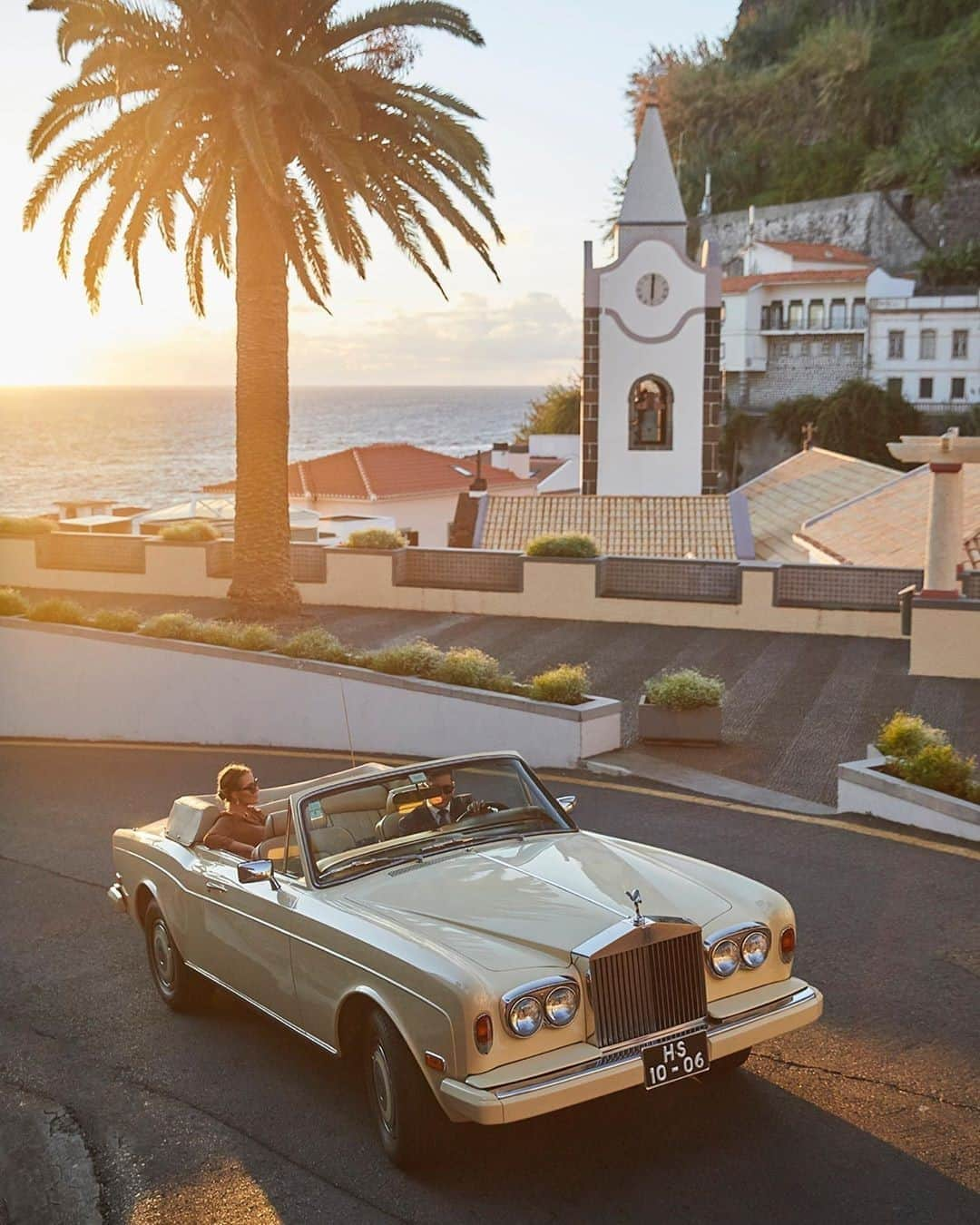 オリバーピープルズさんのインスタグラム写真 - (オリバーピープルズInstagram)「Our pick for a weekend road trip, a Rolls-Royce Corniche. What's yours? #OPinspiration  Photo: @tysonsadlo」9月6日 0時01分 - oliverpeoples