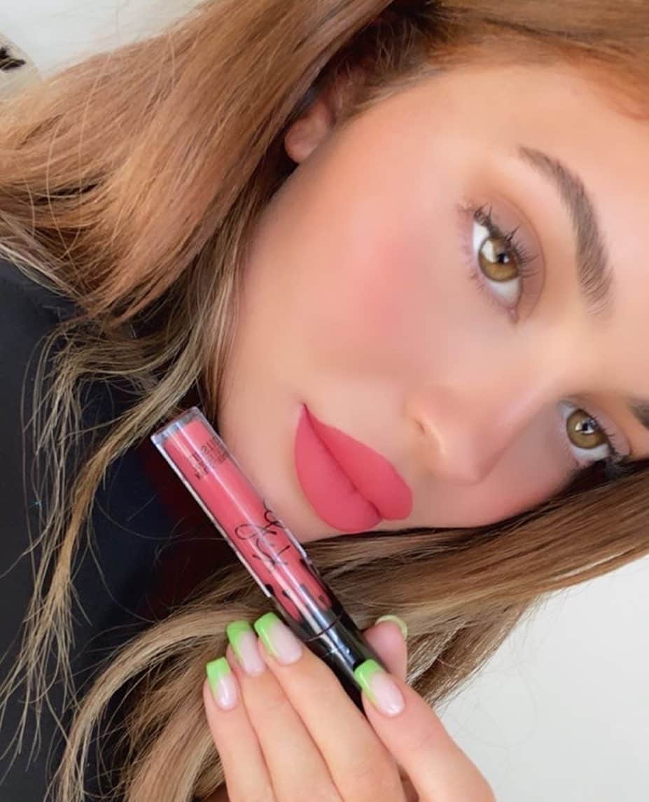 Kylie Cosmeticsさんのインスタグラム写真 - (Kylie CosmeticsInstagram)「LEAVE HIM ON RED Lip Kit on boss bae @kyliejenner 💋Don't forget: Lip Kits are buy one, get one free! ✨ KylieCosmetics.com」9月6日 0時03分 - kyliecosmetics