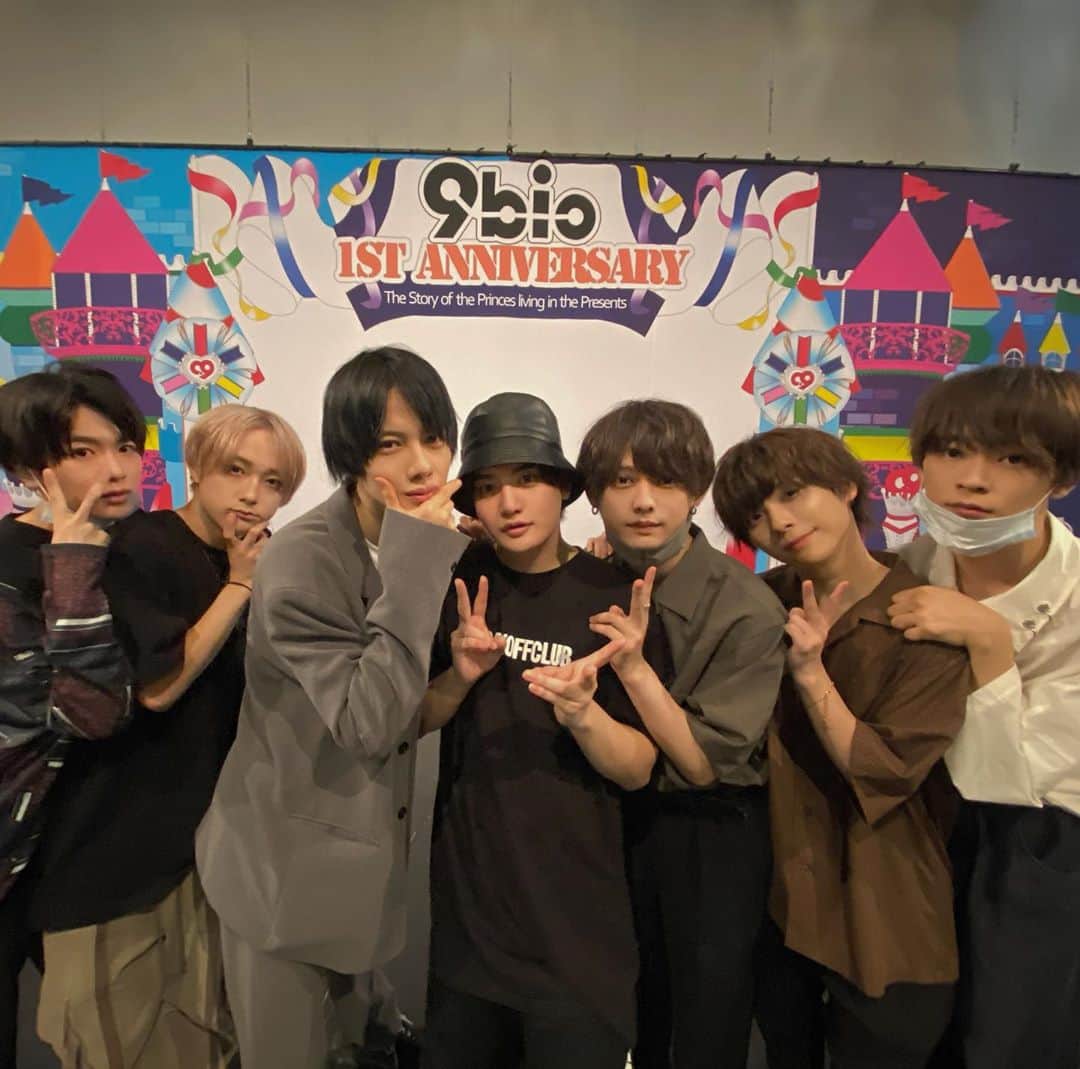やっぴのインスタグラム：「ほんとに誰一人ここまで来るとは思ってなかったけど、ずっと信じ続けて前だけを見て突っ走ってこれたから今日があるって信じてます😊アイドルって無限大♾。なんだって乗り越えれるし、音楽だけじゃなく色んな方向からこれからも皆さんを驚かせたいとおもいます！改めて感じたことはほんとにこの仕事もこのメンバーも大好きだなということ。たくさん悩んでつまづいても余裕で頑張れそうです〜来てくださった皆様、オンラインで応援してくださった皆様ほんとうにありがとうございます。これからも9bicをよろしくお願いします♪♫  PS.creatureの謎の男はやっぴ」