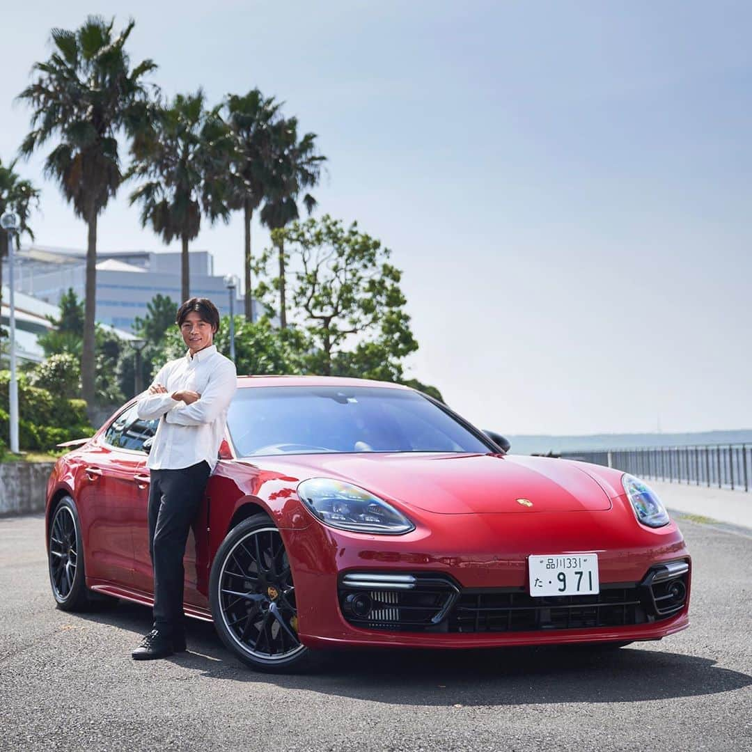 Porsche Japanさんのインスタグラム写真 - (Porsche JapanInstagram)「パナメーラ×羽根田卓也 Porsche Driving Athleteである羽根田選手が、臨海エリアをドライブ。 青空の下、カーマインレッドのパナメーラGTSに寄り添う羽根田選手。 デザインやドライビングフィールについて熱く語っていただきました。 その様子の動画は近日アップ予定です。 #ポルシェ #Porsche #パナメーラ #Panamera #GTS #PorscheDrivingAthlete #羽根田卓也」9月6日 0時13分 - porsche_japan