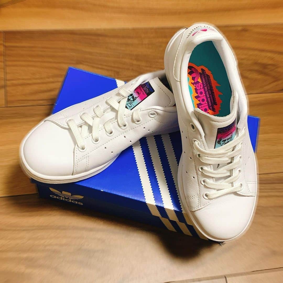 相羽あいなのインスタグラム：「New sneakers👟✨💕 #adidas  #adidasoriginals  #stansmith #靴紐の結び方」