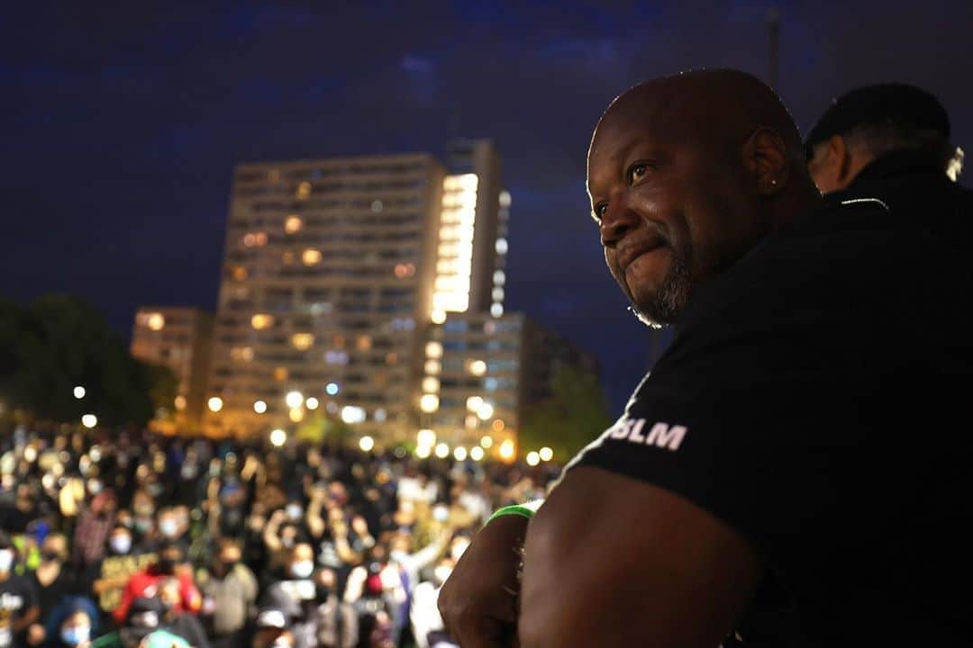 NBC Newsさんのインスタグラム写真 - (NBC NewsInstagram)「Joe Prude, the brother of Daniel Prude, looks on as demonstrators have a moment of silence during a protest calling for justice for his brother’s death.  Daniel Prude died after being arrested in March, by Rochester police officers who had placed a "spit hood" over his head and pinned him to the ground while restraining him. The 7 officers involved in his arrest have been suspended. Read more at the link in our bio.  📷 Michael M. Santiago / @gettyimages」9月6日 0時10分 - nbcnews