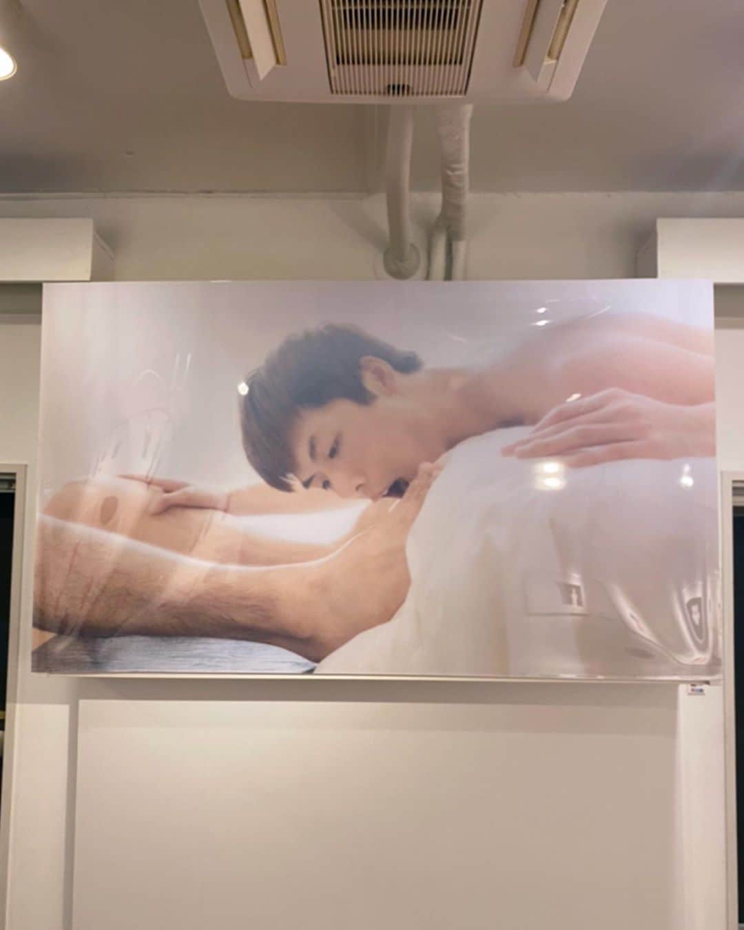 ぱいぱいでか美さんのインスタグラム写真 - (ぱいぱいでか美Instagram)「写真展『なぞらえて』 ꙳ #片野智浩 #exhibition #写真展 #gallery201 #なぞらえて ꙳ おとももち❤︎の片野さんの個展にちょっと前に行きました 去年同会場で行われてた『ひそませて』もお邪魔してたので それを経ての『なぞらえて』もめちゃくちゃ素敵でした、、！ 前も書いた気がするけど片野さんの撮る男性のセクシーさは 肩肘はらずに見れる自然の中にドラマも感じて もうほんと単純に好みの写真なのです とくに1枚目の写真とお風呂の展示の雰囲気が好きでしたー！ 会期中に載せようと思ってたんですが昨日で終わってしまい。 謎タイミングで投稿しちゃいましたがおつかれさまでした！ 早くみんなで遊びたいよ〜」9月6日 0時11分 - paipaidekami