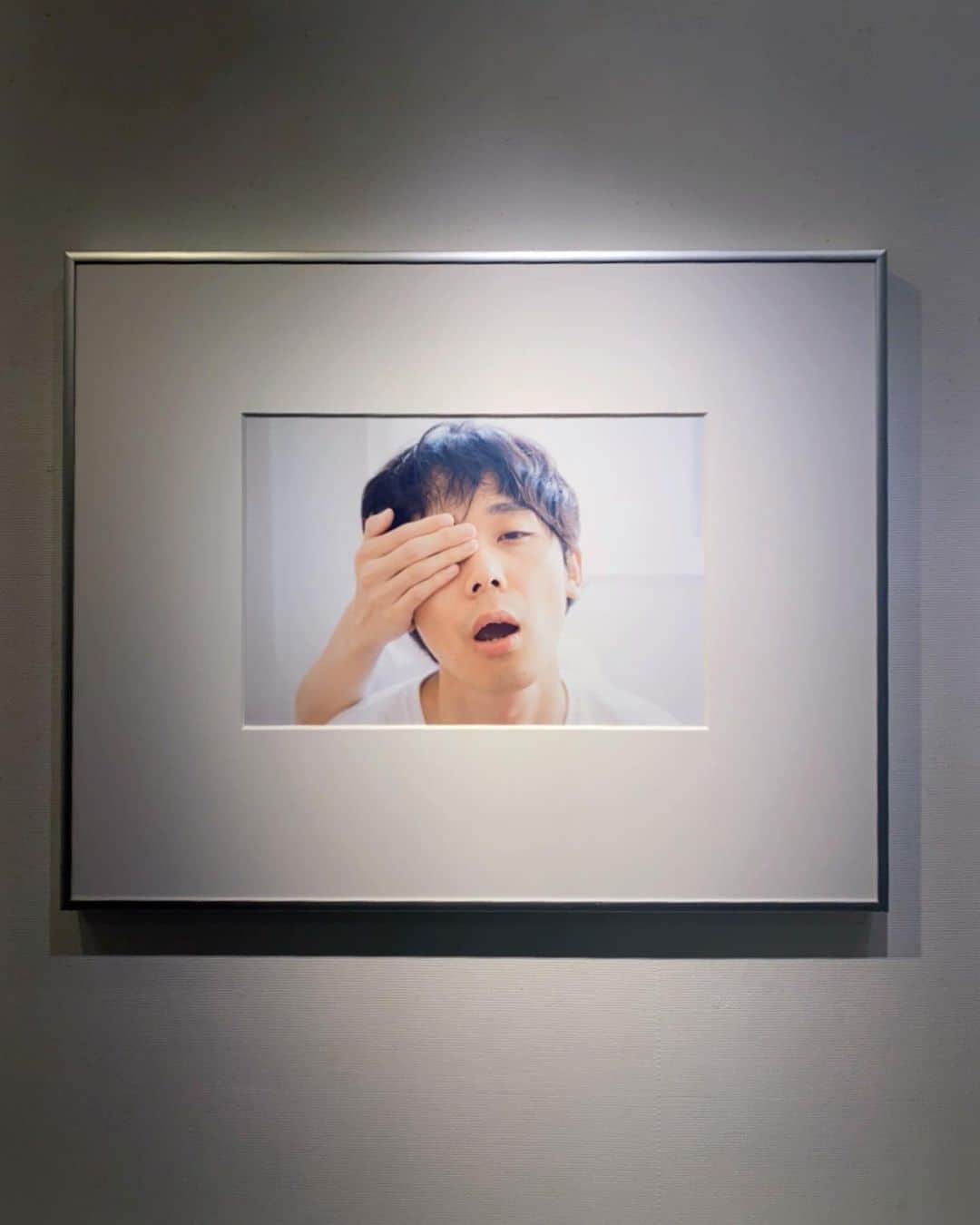 ぱいぱいでか美のインスタグラム：「写真展『なぞらえて』 ꙳ #片野智浩 #exhibition #写真展 #gallery201 #なぞらえて ꙳ おとももち❤︎の片野さんの個展にちょっと前に行きました 去年同会場で行われてた『ひそませて』もお邪魔してたので それを経ての『なぞらえて』もめちゃくちゃ素敵でした、、！ 前も書いた気がするけど片野さんの撮る男性のセクシーさは 肩肘はらずに見れる自然の中にドラマも感じて もうほんと単純に好みの写真なのです とくに1枚目の写真とお風呂の展示の雰囲気が好きでしたー！ 会期中に載せようと思ってたんですが昨日で終わってしまい。 謎タイミングで投稿しちゃいましたがおつかれさまでした！ 早くみんなで遊びたいよ〜」