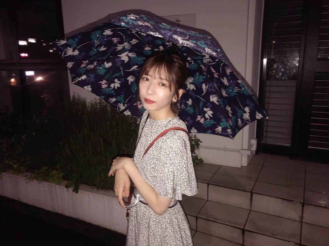 真山りかさんのインスタグラム写真 - (真山りかInstagram)「.﻿ ﻿ エビ中のファンクラブ限定で﻿ 23回目のサマーナイトの個人MV ﻿ 真山ver. が公開しました😆♡﻿ ﻿ YouTubeでは映っていない﻿ 雨の日デートも入っておりますっ笑﻿ ﻿ ぜひご覧くださいっ！﻿ ﻿ 雨の日といえば、接近している台風10号による﻿ 被害が出ない事を願っています……﻿ 九州・沖縄地区にお住まいの皆様は﻿ 特に不安な気持ちでお過ごしですよね﻿ みなさんの心休まる時間が早く訪れますように。﻿ ﻿ #3枚目はスーツオフショット﻿ #名刺を渡そうとしている﻿ #このおふざけショットで元気出してね﻿ ﻿ #エビ中﻿ ﻿ #まやまにあ﻿ ﻿ ﻿ .」9月6日 0時23分 - ma_yama_official