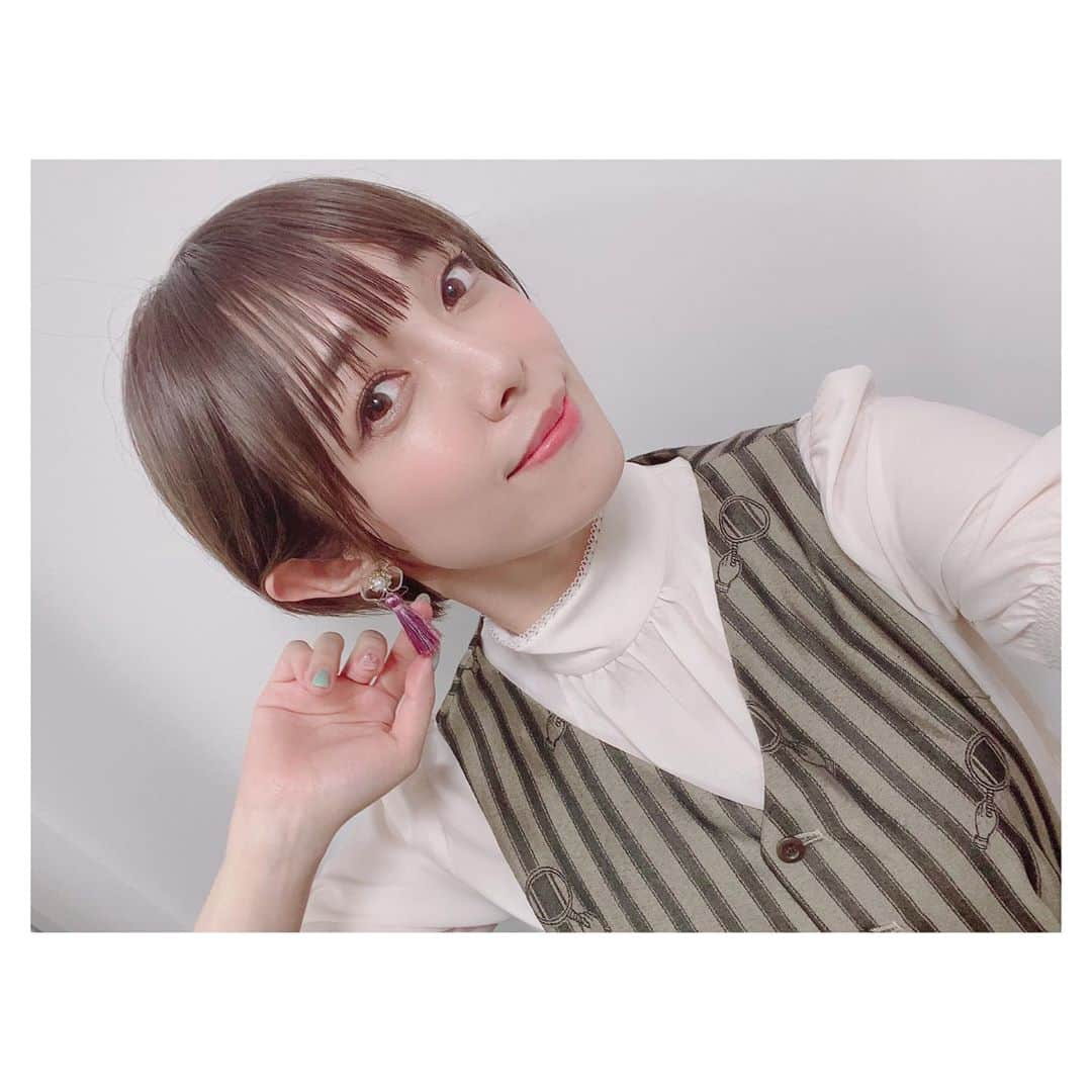 佐藤聡美さんのインスタグラム写真 - (佐藤聡美Instagram)「* * * #魔法科ガールズナイト  をご覧下さった皆様 ありがとうございました✨✨ * 10月3日から放送スタートする TVアニメ「魔法科高校の劣等生 来訪者編」に向けて きゃっきゃうふふな女子会特番でしたね♡♡♡ * 嵐のように来訪者がやってきたり 英語で地獄を見たり…笑 超かっこいいPVが公開されて OP主題歌を歌うASCAさんが来てくれて てんこ盛りな1時間！ とっても楽しかったです✨✨ * * 佐藤=サウス=聡美が爆誕して 番組後に楽屋で大反省しました。。。笑 * * この日マネージャーさんが 現場に駆けつけて下さったのですが  マネ「遅くなったけどなんとか間に合った！佐藤は…」 私「サウス！！！！」 マネ「サウスー！？！？！？！？」  という、まさかの 1番見られたくないシーンで タイミングよく到着するマネージャーさん。 収録後出会ってすぐ 大爆笑されました…。笑 てやんでい…！！！  * * そんなこんなで 今回の衣装のお話でもしようかな！なー！！ * 今回は、美月をイメージした 薄紫色のタッセルのイヤリング🌸 虫眼鏡柄のワンピース🔍✨ 緑？カーキ？？っぽい靴下でした。 ブラウスは後ろがリボンになってて 可愛いいですよね♡ 毎回、キャラクターに合わせた 色やデザインの衣装探すの とっても楽しくて好きなんですよ☺️ * * おやつにこっそり持っていった 干し芋は、結局食べそびれちゃったな。 * * * ちゅーこって。 10月3日から放送スタートする 「魔法科高校の劣等生 来訪者編」 美月の少し成長したところとか 吉田くんとの関係とか 本編以外にも注目して欲しいところが盛りだくさんなので どうぞお楽しみに👓✨ * * * * #魔法科高校の劣等生  #来訪者編  #abema  #特番 #女子会 #英語で地獄を見た #サウス  #ってなんやねん  #がんばります #干し芋 #衣装 #タッセルイヤリング  #虫眼鏡ワンピース #柴田美月  #佐藤聡美  #👓  #また #髪短くなった  #✂︎」9月6日 0時18分 - sugar_me58