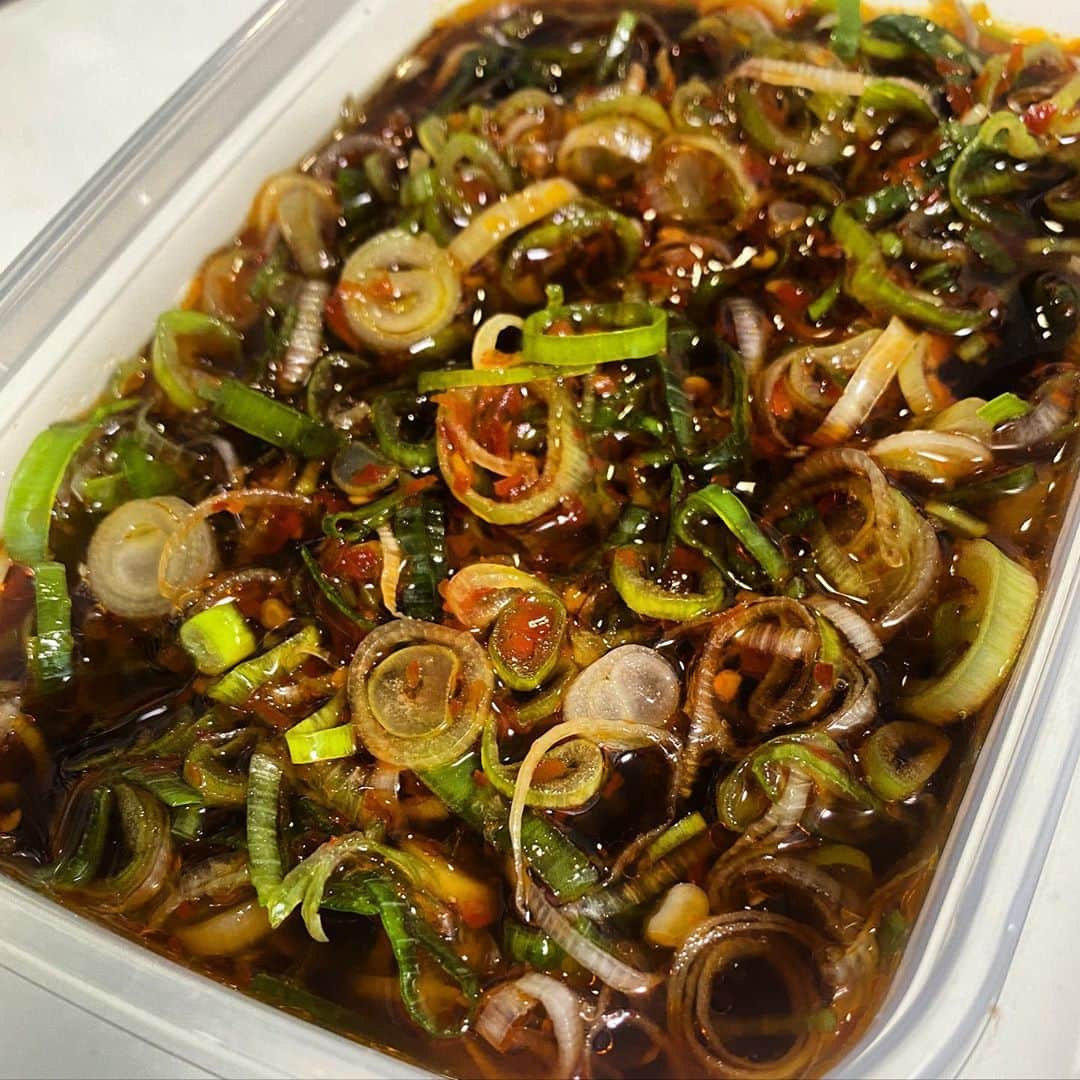 のインスタグラム：「長ネギを3本刻んで昇天トッピングの#ねぎからし の仕込み完了。 1日冷蔵庫で漬け込んで完成。 #TKG #そーめん #ラーメン #炒飯 #納豆 #冷奴 #焼肉 などなど…何に合うかな。  悶絶する準備はできてるぜ…  あー振舞いたい。  #おうちごはん #おうちごはんlover  #悶絶飯 #昇天トッピング」