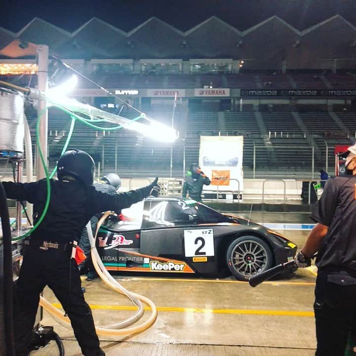 有馬綾香のインスタグラム：「スーパー耐久 開幕戦 24時間耐久🚗 @富士スピードウェイ  お昼の15:00から決勝レースがスタートしてから9時間！！！  先程日付けも変わって 残り約15時間です！！！  天候が不安定なのが心配ですが、 なんとか無事に走りきれますように…！！  初めての夜中のレースは驚きがいっぱい！！！  現在2号車は加藤選手！ ドライバーチェンジしてから約2時間が経過してます！！  夜だし悪天候だしドキドキ😭！  頑張ってください！！！  #super耐久 #s耐 #fujispeedway #富士24時間 #ktm #race」