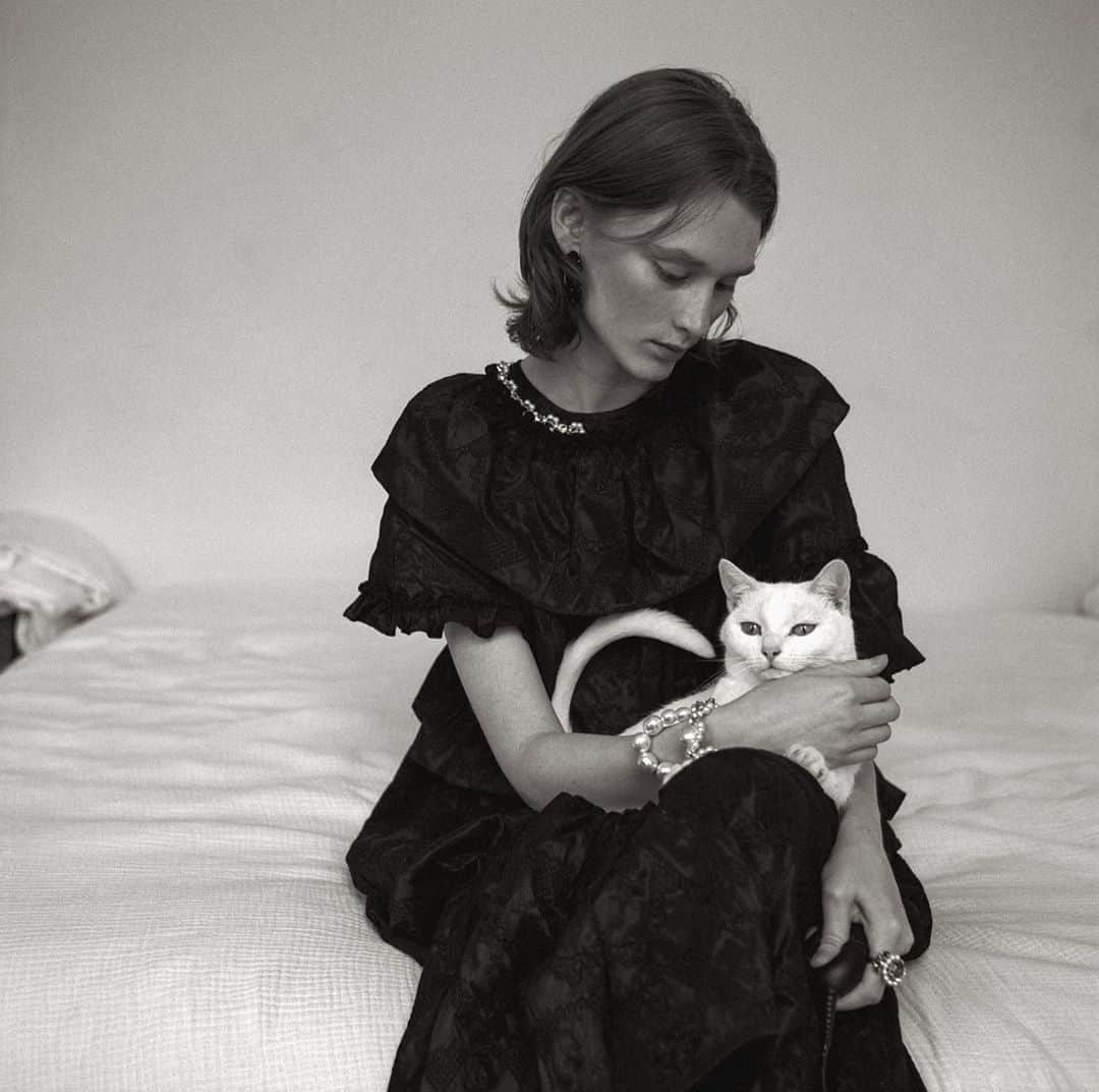 LOVE MAGAZINEのインスタグラム：「Meet Kaila Wyatt (@kbeewyatt), the model and photographer who turned the lens on herself during lockdown. “I love simplicity. I love raw images. I wanted to just take advantage of the time spent at home for once and document myself in the confinement of my home.”   See more of her imagery and read the full interview on thelovemagazine.co.uk  Fashion editor @oliver_volquardsen」