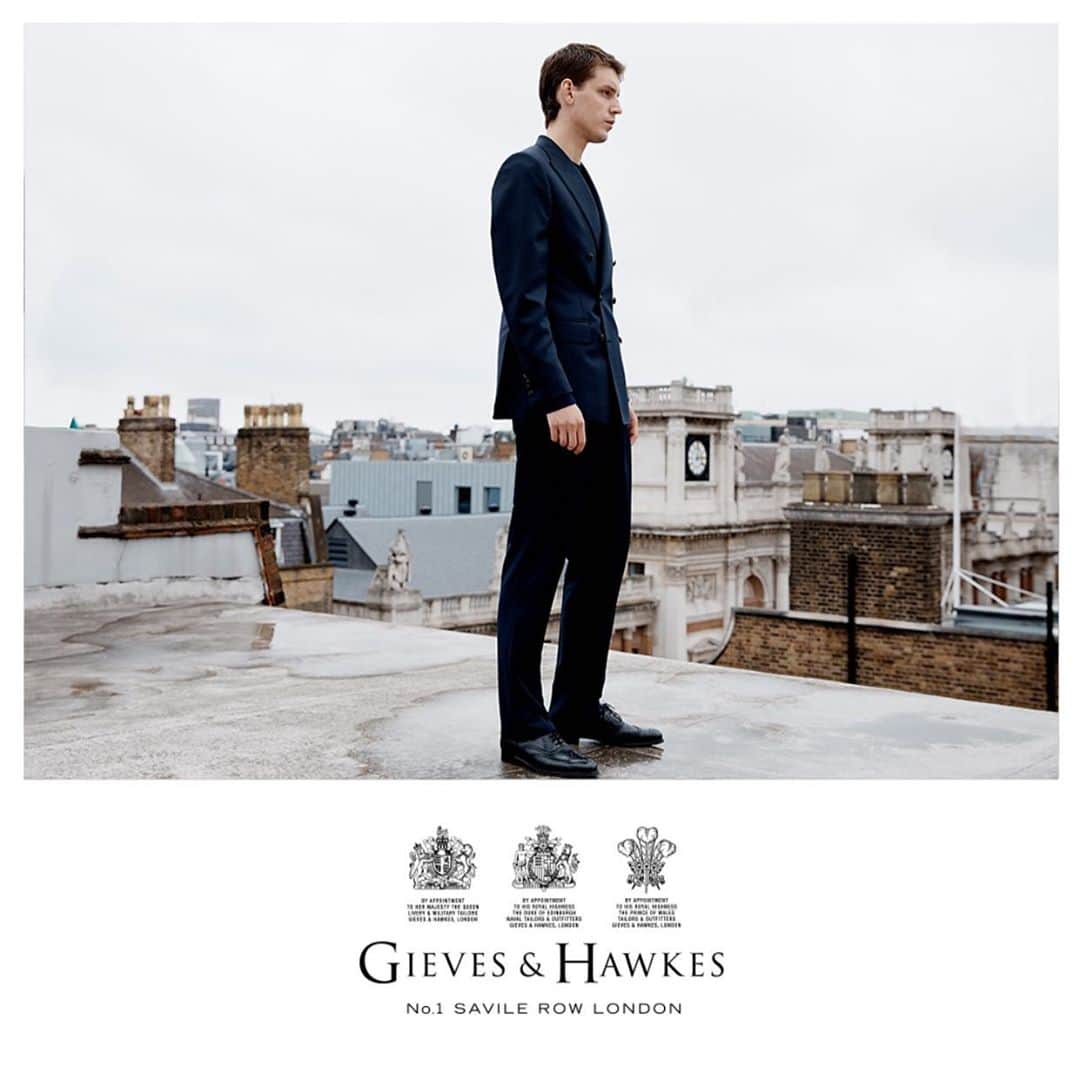 ギーブス&ホークスのインスタグラム：「Our new Autumn/Winter campaign shot on the rooftop of Savile Row where the Beatles’ famously played their last ever live performance together.  . Photographer @charliecummings  Creative Director @daniel.kearns  Hair&Makeup @hayden_cassidy . #GievesandHawkes #SavileRow #GievesHawkes #No1SavileRow #AutumnWinter #suit」