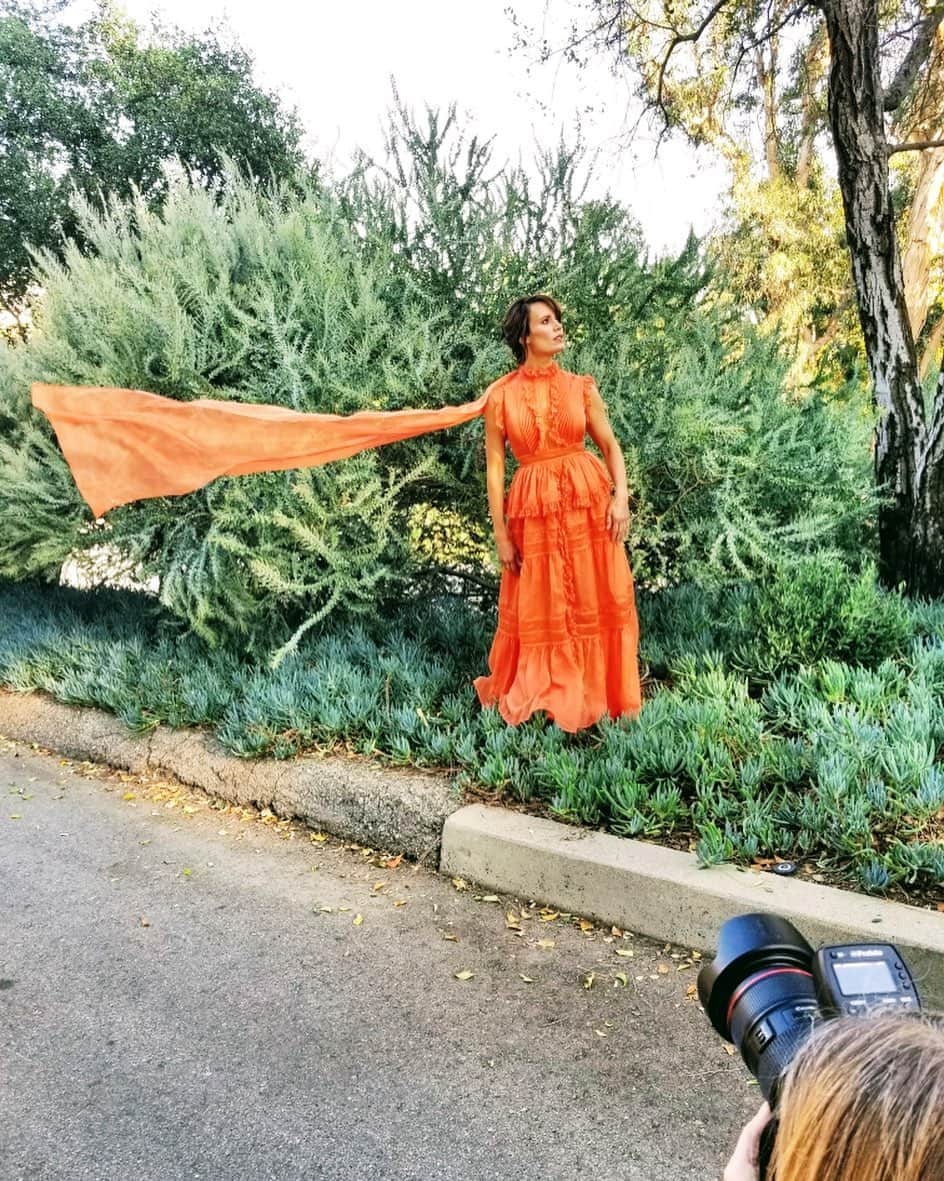 エミリー・スワローのインスタグラム：「Happy Saturday.  Watch out for branches that might snag your impossibly long scarf. * * * 📸: @dianalragland M/U: @grace_phillips Hair: @dannidoesit Style: @stylebybek」
