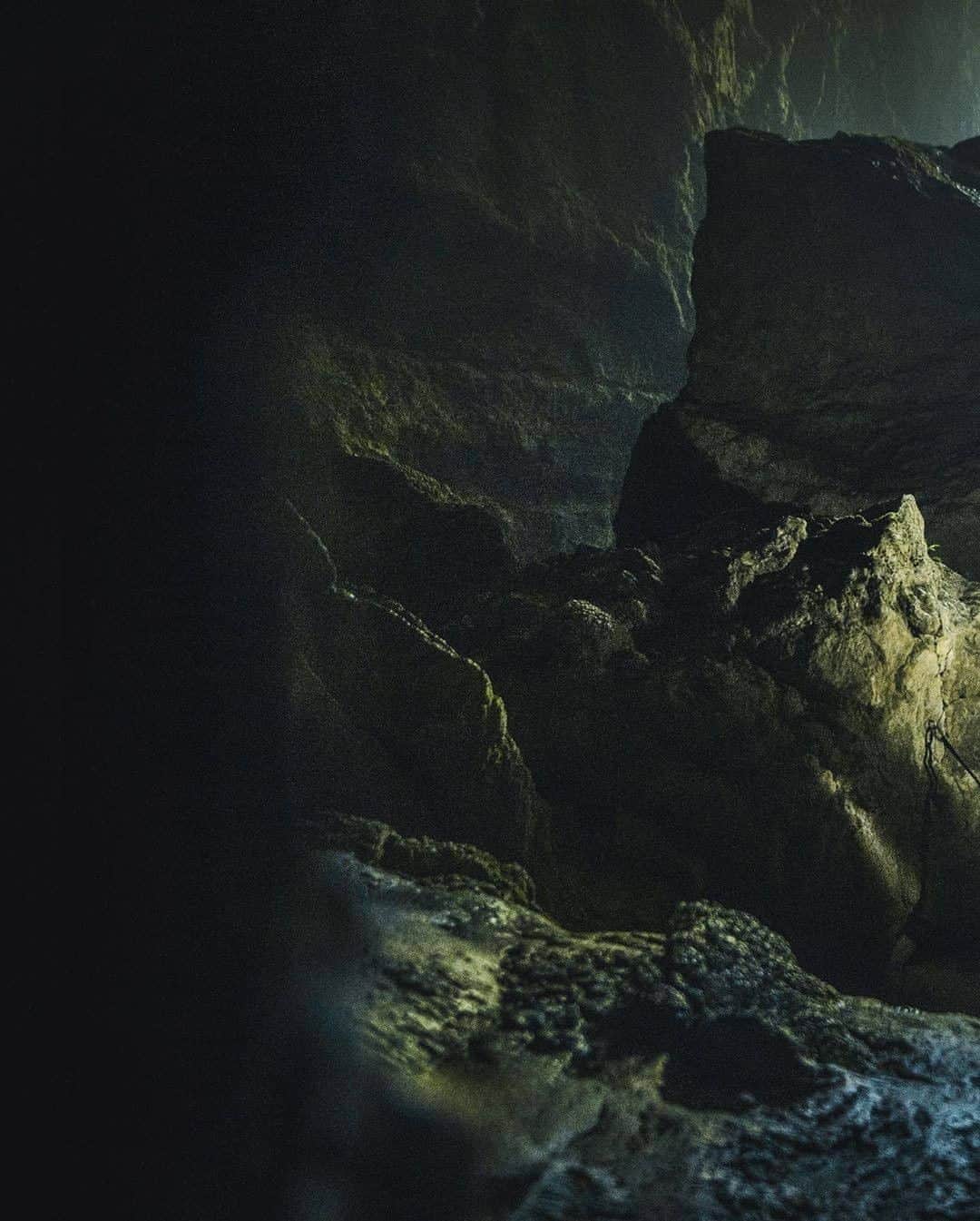 Discover Earthさんのインスタグラム写真 - (Discover EarthInstagram)「Let's take a trip to the Center of the Earth. "Join me into the darkness.. It’s not as dark as you might think 💎 At least here, in the incredible Waitomo Caves in New Zealand. I was digging into my archives and found these shots from 2017. Feels like another time, another planet, another world. Swipe through to see what I mean! Which shot is your favourite?" 🇳🇿 #discovernewzealand with @muenchmax  #newzealand #centeroftheearth #dark」9月6日 0時30分 - discoverearth