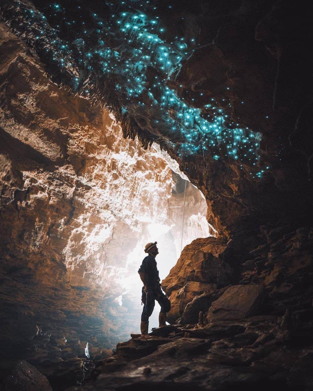 Discover Earthさんのインスタグラム写真 - (Discover EarthInstagram)「Let's take a trip to the Center of the Earth. "Join me into the darkness.. It’s not as dark as you might think 💎 At least here, in the incredible Waitomo Caves in New Zealand. I was digging into my archives and found these shots from 2017. Feels like another time, another planet, another world. Swipe through to see what I mean! Which shot is your favourite?" 🇳🇿 #discovernewzealand with @muenchmax  #newzealand #centeroftheearth #dark」9月6日 0時30分 - discoverearth