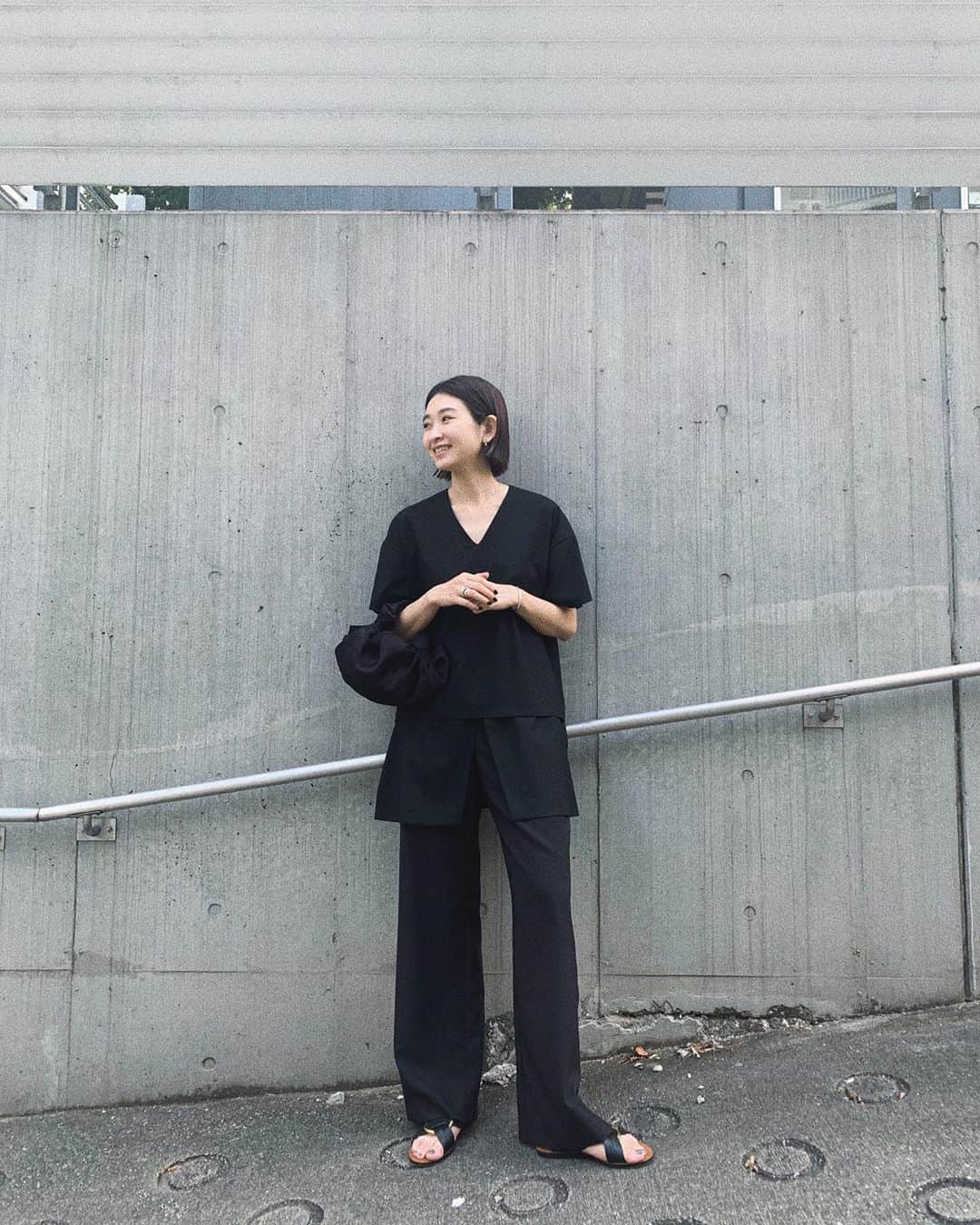 中村真里さんのインスタグラム写真 - (中村真里Instagram)「.﻿ カーキトーンも好きだけどやはり安定の黒🙂🍃セットアップはこのまま着て完成する。というのがセットアップのポイントでもあり、バラバラで着回しが出来るのも嬉しいですよね。下のハッシュタグ参考にしてくださいね☺️﻿ ﻿ #RIMARK_Combinationstylesetup﻿」9月6日 0時35分 - _marinakamura_