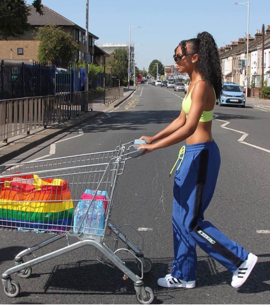 ジェームスロングのインスタグラム：「Off to the shops @lisaconta  @iceberg」