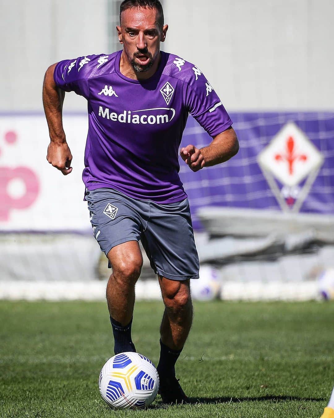 ACFフィオレンティーナさんのインスタグラム写真 - (ACFフィオレンティーナInstagram)「👑 His majesty Franck Ribery.  #ForzaViola 💜 #Fiorentina   #Training」9月6日 0時49分 - acffiorentina