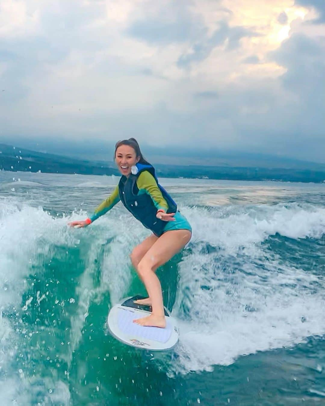 MEGUMIのインスタグラム：「#wakesurfing 🏄‍♀️ @gakuroku_marine   今日は一回目だからパワーゾーンを維持する練習をしたのだけど、波に置いてかれないように前後と左右の荷重のバランスをとるのが難しかった💦  乗り方なんかダサイしプルプルしてるけど楽しかったよー🏄‍♀️  もっと上手に乗れるようになりたいなー🙃  先生がすごい丁寧に指導してくれたから みんなロープ離して乗ることができたよっ✨  #wakesurf#boatsurfing#lakeyamanaka#山中湖#ウエィクサーフィン#ボートサーフィン#下半身を酷使しすぎて足が小鹿🦌」