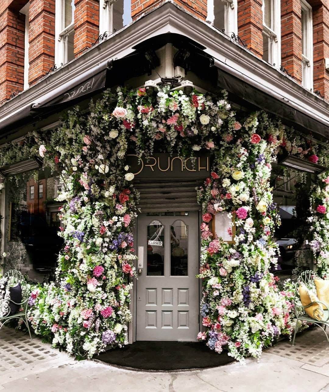 Architecture - Housesさんのインスタグラム写真 - (Architecture - HousesInstagram)「⁣ England flower facades.🌷🌺⁣ 1,2,3,4,5,6 which one is your favorite?💙⁣⁣ Leave your comment below ⬇⬇⁣⁣ ___ ⁣⁣⁣⁣⁣⁣ 📸 @crazycatladyldn⁣ ___ ⁣⁣⁣⁣⁣⁣ ⁣⁣⁣#modernhomes #homes #instahomes #houses #architecture #design #casas #facade #londonhouses #flowerfacaces #englandhome #flowers #london ##amazingarchitecture #architect #arquitectura」9月6日 0時50分 - _archidesignhome_