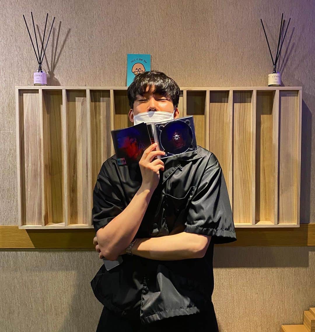 テハ のインスタグラム：「IDEA 앨범을 낸 지 벌써 1년이 지났네요. 제 주변에 좋은 분들이 있었기에 지금까지 계속 할 수 있었던 것 같아요. 항상 고맙고 사랑합니다.  @yoonmyounggg  @mmmookkkk @junik777 @dindinem @sleepysta @bbt_brilliant12m  #아이원 #ione」