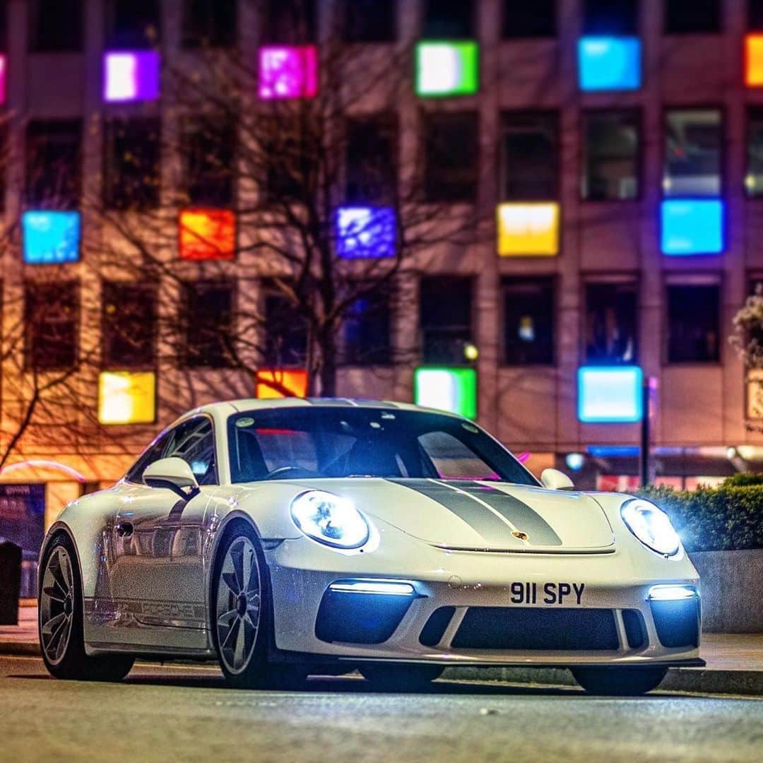 Porscheさんのインスタグラム写真 - (PorscheInstagram)「London nights, illuminated. Evening excursions with the 911 GT3 with Touring Package.  (📸: @911_spy) #Porsche #PorscheMoment  __  Fuel consumption combined: 911 GT3 with Touring Package: 12,9 - 12,7 l/100 km; CO2 Emissions: 290 - 288 g/km  https://porsche.click/DAT-Leitfaden」9月6日 1時00分 - porsche