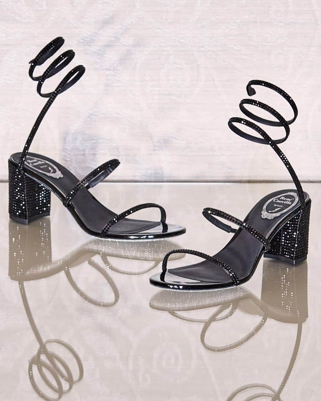 レネカオヴィラさんのインスタグラム写真 - (レネカオヴィラInstagram)「Evening shine. Be captivated by our class icon #CaovillaCleo sandal, now crafted in dark satin with a low matching block heel dusted with tonal crystals.  #RenéCaovilla #CaovillaDream」9月6日 1時00分 - renecaovilla