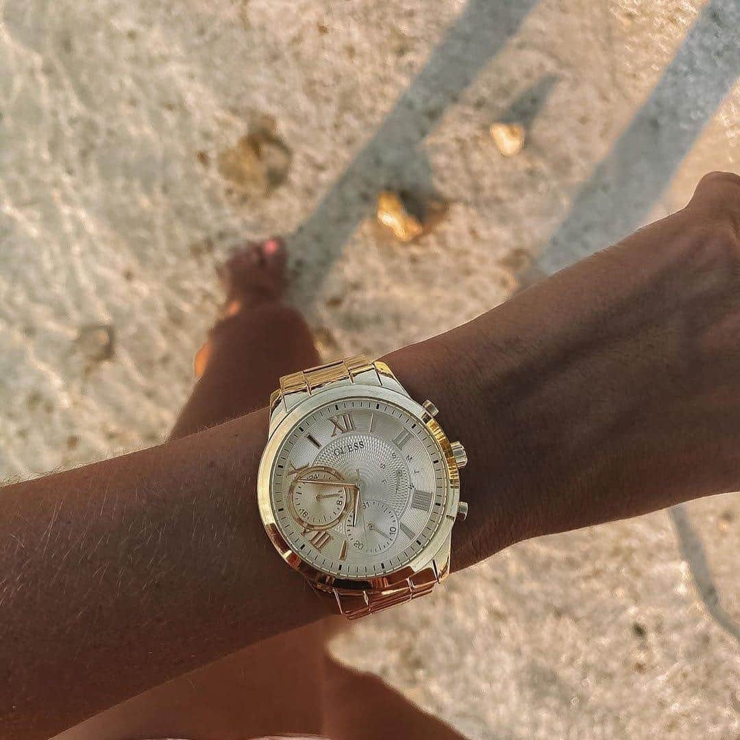 のインスタグラム：「golden hour accessories 🌅 #GUESSWatches (📸: @staviarzove)」