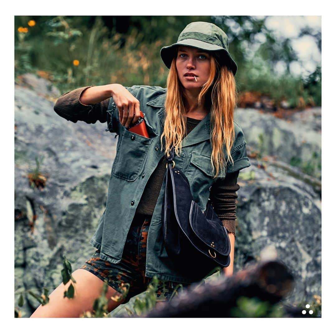 ジェロームドレイフュスのインスタグラム：「Edgar in the wild #JeromeDreyfussEdgar . . Art Direction & Photo @germainchauveau Style @claire_dhelens Model @hanajirickova #jeromedreyfuss #rootsdeluxe #aw20 #germainchauveau」