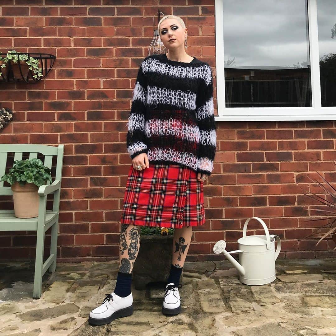 アンダーグラウンドのインスタグラム：「@goaskellice wears the Original Wulfrun Creeper- this version is a limited edition in white "pony" .⁠ ⁠ ⁠ **Step by step we work to improve our environmental footprint. As an independent company we can use our freedom to select products from ethical and local suppliers and we are able to commit to small batch production**⁠ ⁠ ⁠ ⁠ #UndergroundEngland #UndergroundShoes #UndergroundCreeper #WulfrunCreeper #Creepers #Underground #Wulfrun #OriginalCreeper #algender」