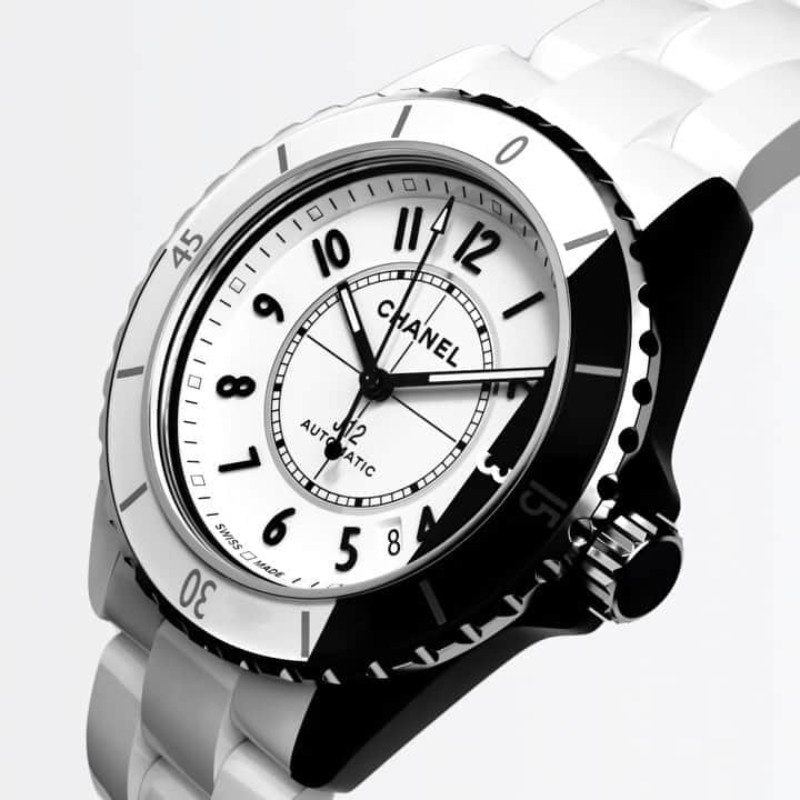 のインスタグラム：「J12 PARADOXE  The J12 breaks its monochromatic codes and combines its 2 signature colors in a transgressive creation.   Discover the watch - Link in bio  #J12Paradoxe #CHANELWatches #ItsAllAboutSeconds」