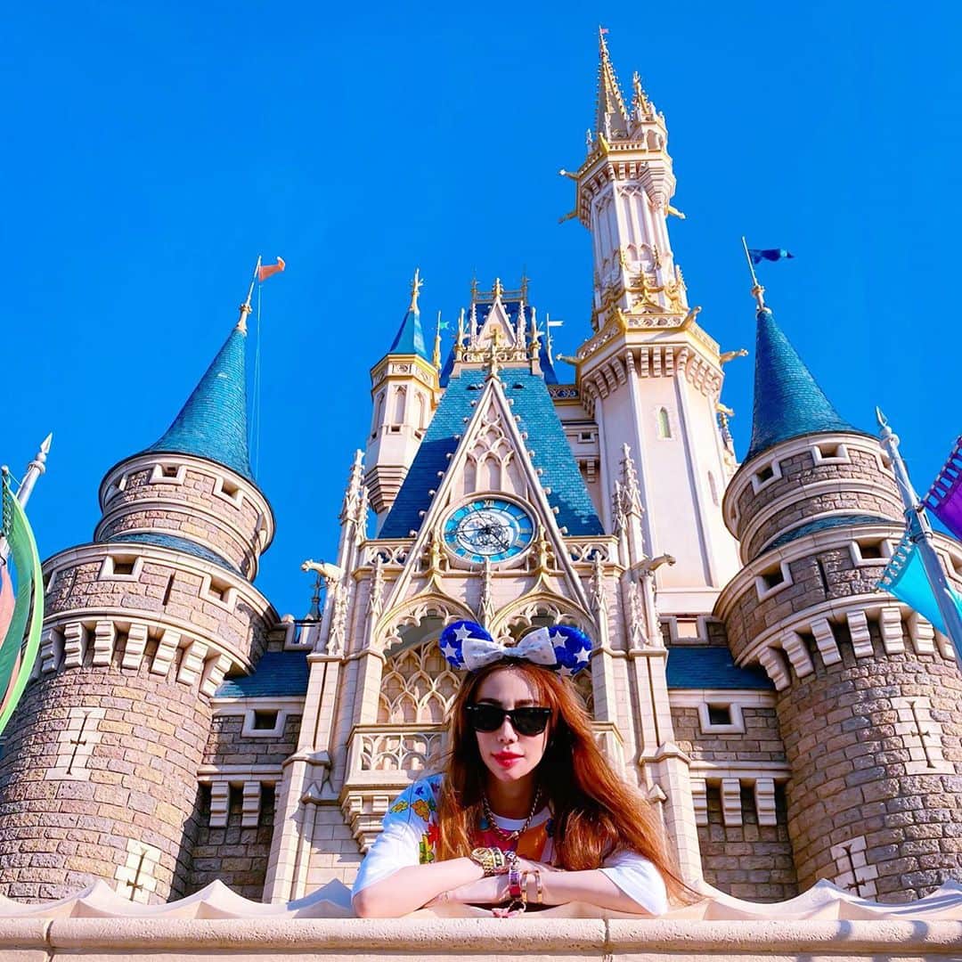のインスタグラム：「Cinderella castle👸🏼🏰✨✨  #disneyland #cinderella #cinderellacastle #disney #fashion #fashiongram #fashionista #fashionstyle #fashionblogger #ooted#ootdfashion #outfits #outfit #ファッション #ファッションコーデ #ディズニー #ディズニーランド #ディズニーコーデ #ディズニーカチューシャ #シンデレラ城 #楽しかった」