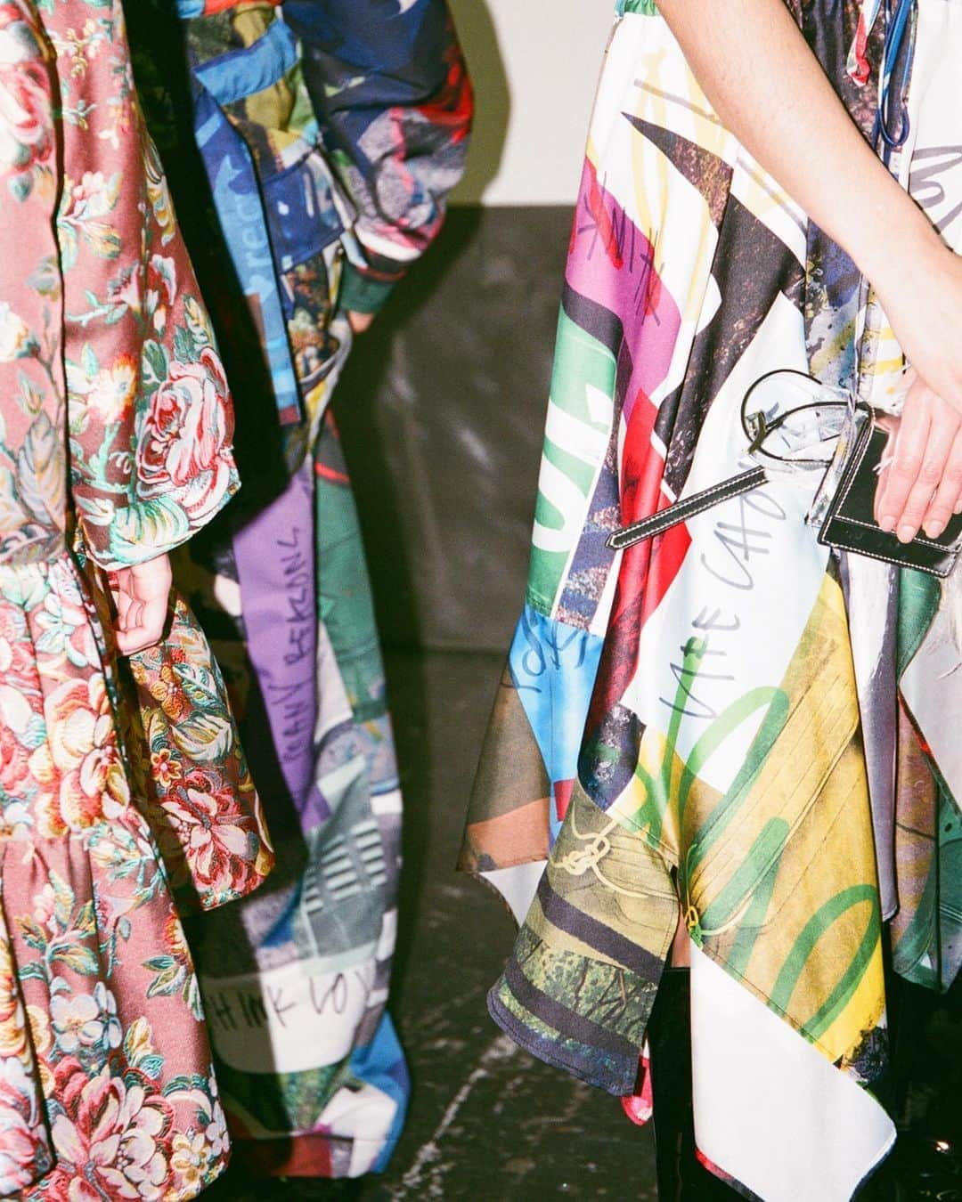 Marques Almeidaさんのインスタグラム写真 - (Marques AlmeidaInstagram)「Colorful prints, colorful life 💙💚💛🧡❤️💜  #marquesalmeida #howdoyouwearyourma #backstage #lfw #aw20 #lfw2020 #prints #details」9月6日 1時24分 - marques_almeida